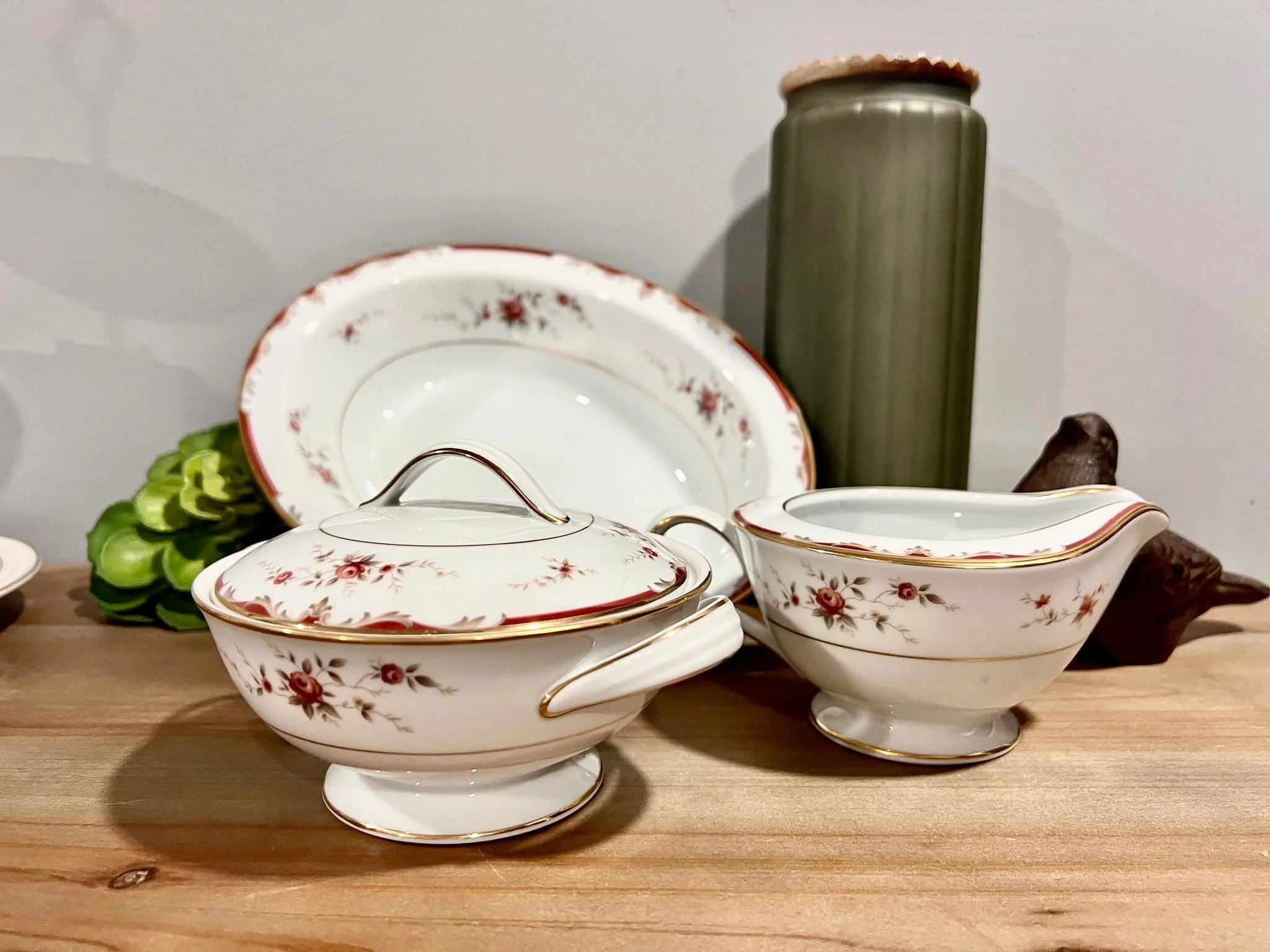 Do you know the difference in the plate sizes and the additional pieces that make up a china set? Here's what they are:
 
&bull; Dinner Plates (10&ndash;12 inches)
&bull; Luncheon Plates (9&ndash;9.5 inches)
&bull; Salad Plates (7&ndash;8.5 inches)
&