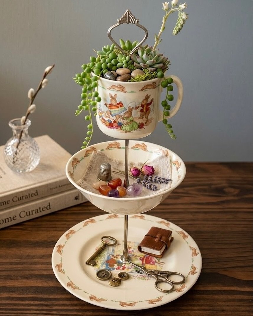 Just in time for Easter! This adorable Bunnykin set by Royal Doulton turned out incredibly cute as a tiered stand! The cup at the top is perfect for small plants!
#easterdecoration #tieredstand #vintagechina
