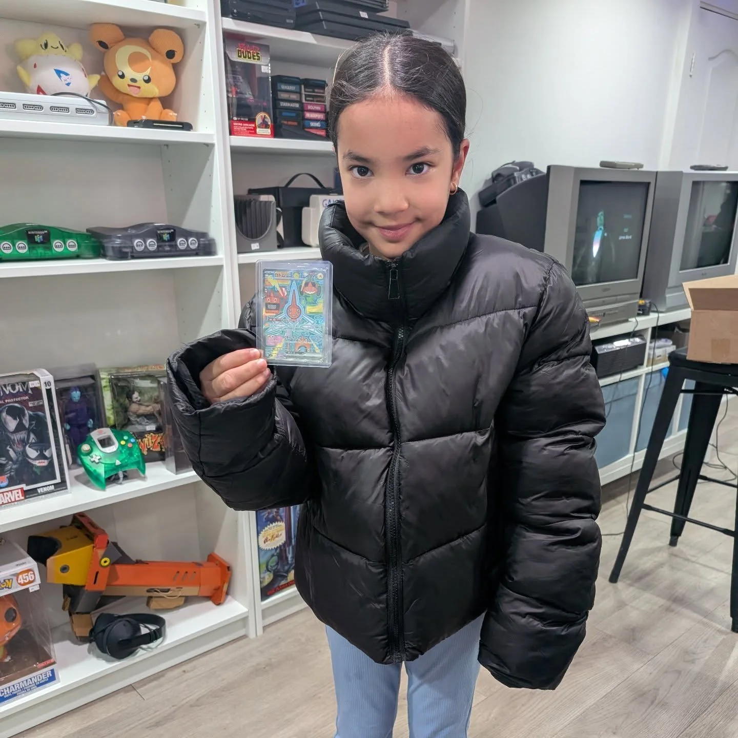 Lucky pull at Dungeness Crab 🦀✨

She grabbed a pack and ended up pulling this awesome card 🤯🔥
The excitement was real&mdash;sometimes it only takes one pack!

Would you keep it or trade it? 👀👇
#CardPull #LuckyDay #CollectorLife #TradingCards #Ra