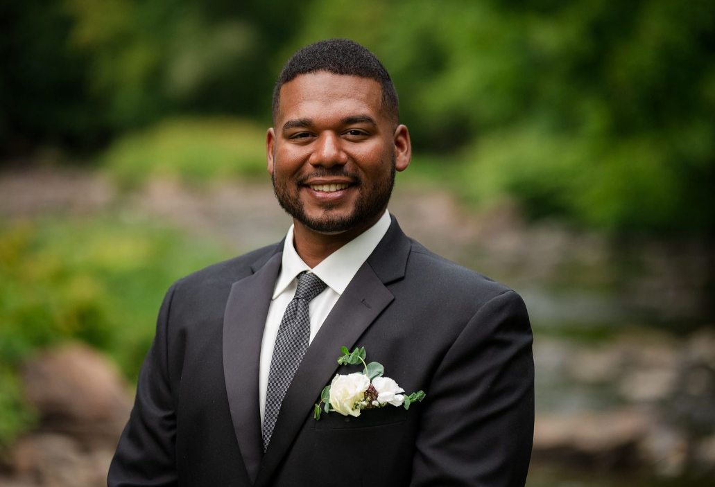 groom with white boutenniere