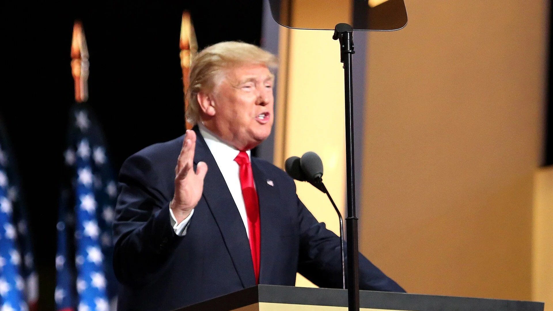 Donald Trump holder tale fra talerstol under et politisk arrangement