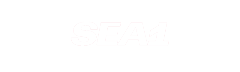 Tekst som sier 'SEA1' i hvit skrift på svart bakgrunn.