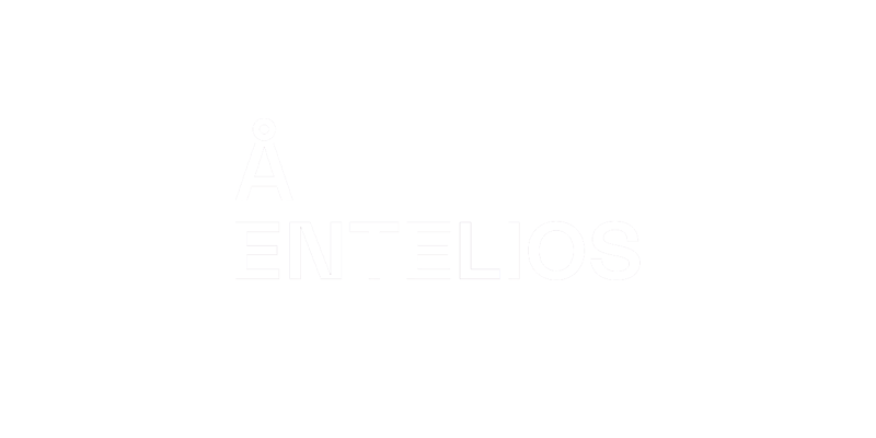 Tekst som sier "Å ENTELIOS" på svart bakgrunn