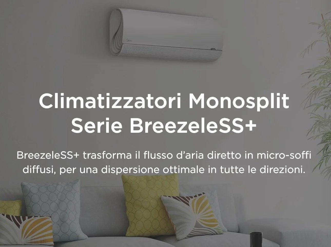 Un condizionatore Monosplit della serie BreezeSS+ installato su una parete bianca in un soggiorno con divano, cuscini colorati, e una pianta sulla destra.