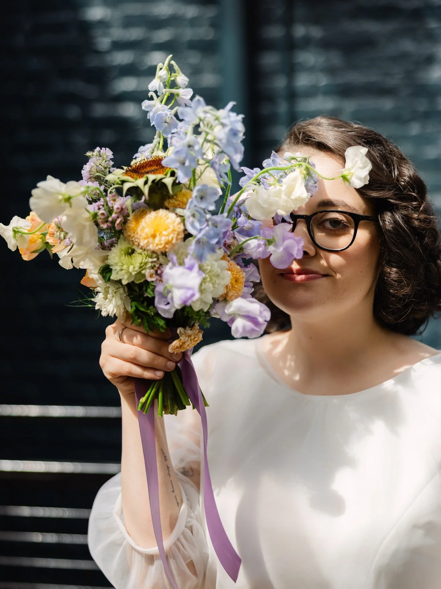 A brunch time karaoke moment for the books.
We&rsquo;re taking notes from V&amp;J&rsquo;s gorgeous, outdoor, afternoon wedding. 📝 

Venue: @thebonniebar 
Coordinator: @talicuster 
Photographer: @dashamurashka 
Florals: @marigoldsflorals 
Hair &amp; 