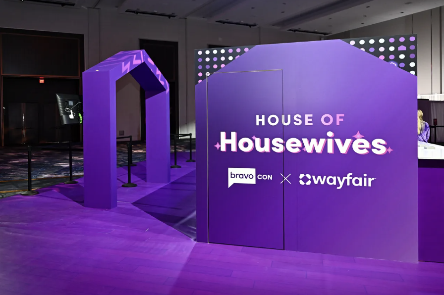 Wayfair: House of Housewives 45 x 45