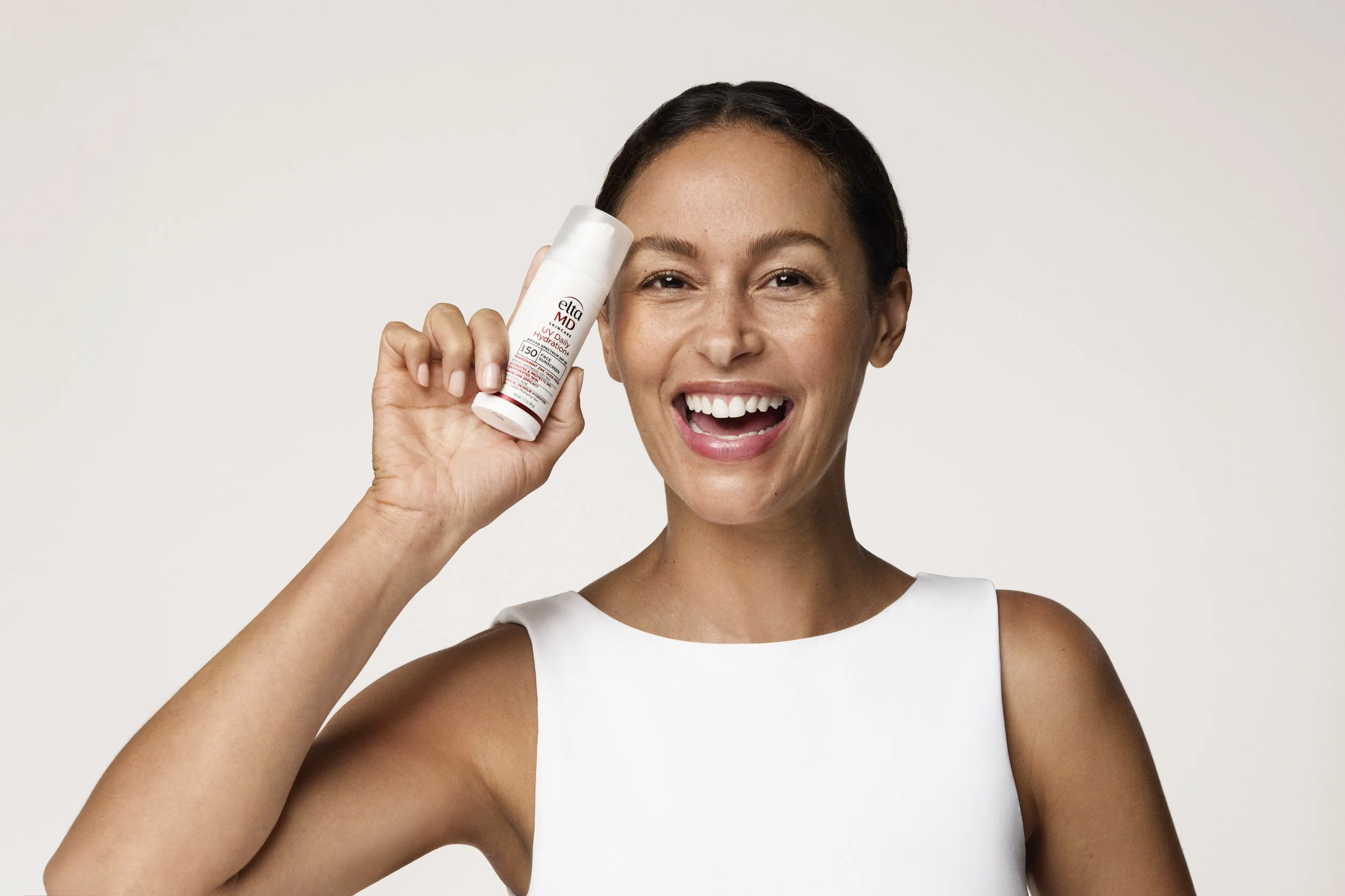 PCA-SKIN_ELTA-MD_DAILY-HYDRATION_MODEL_0046_V1.jpg