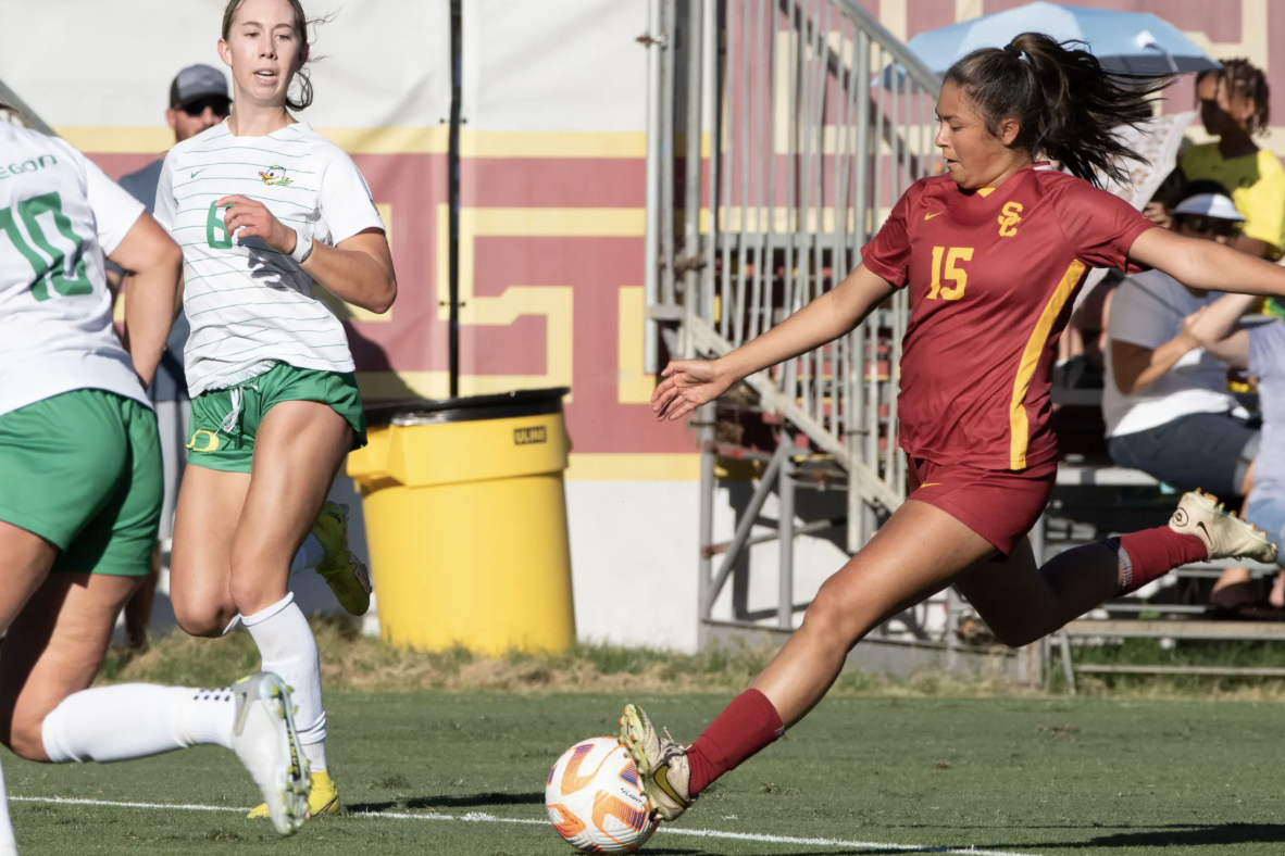 Maribel Flores representa los equipos de México y USC con orgullo y pasión