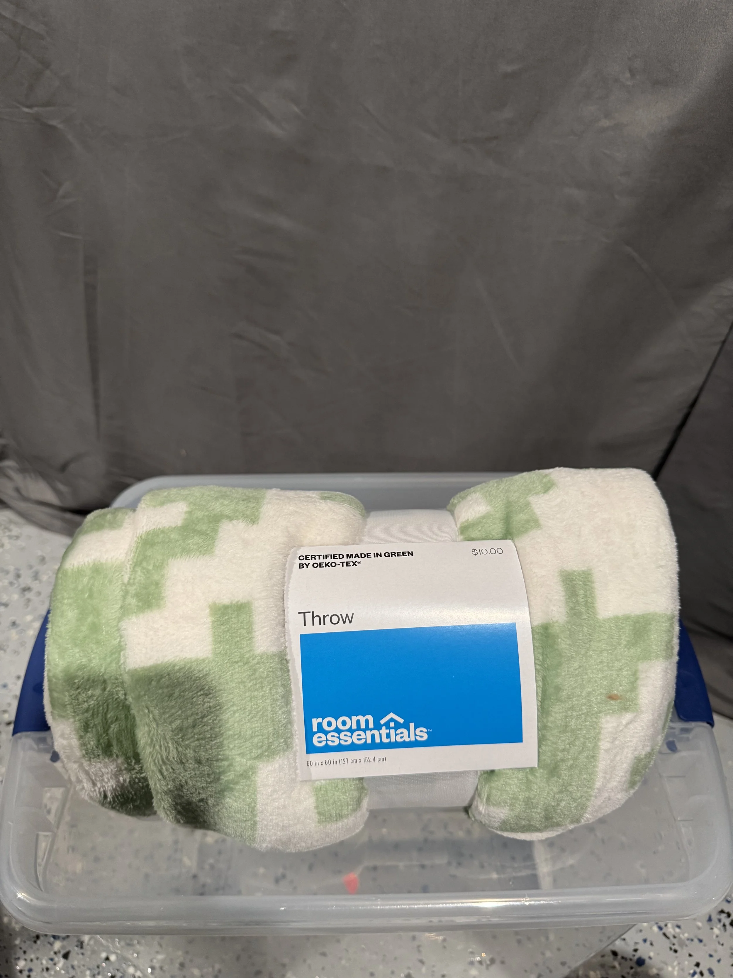 ESSENTIALS GREEN AND WHITE THROW