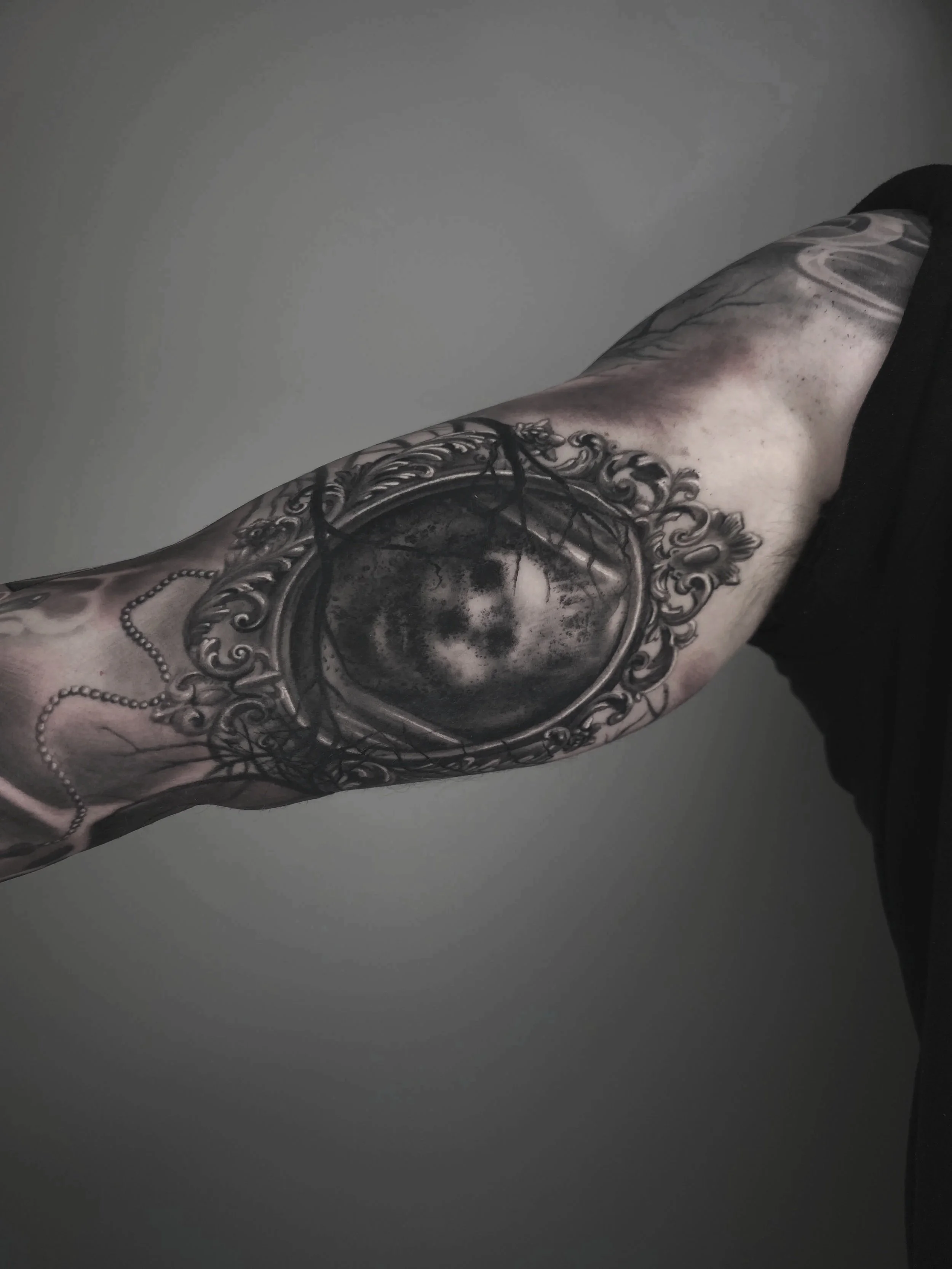 blackandgrey-Realism-ghostmirror-tattoo-chicago.jpg