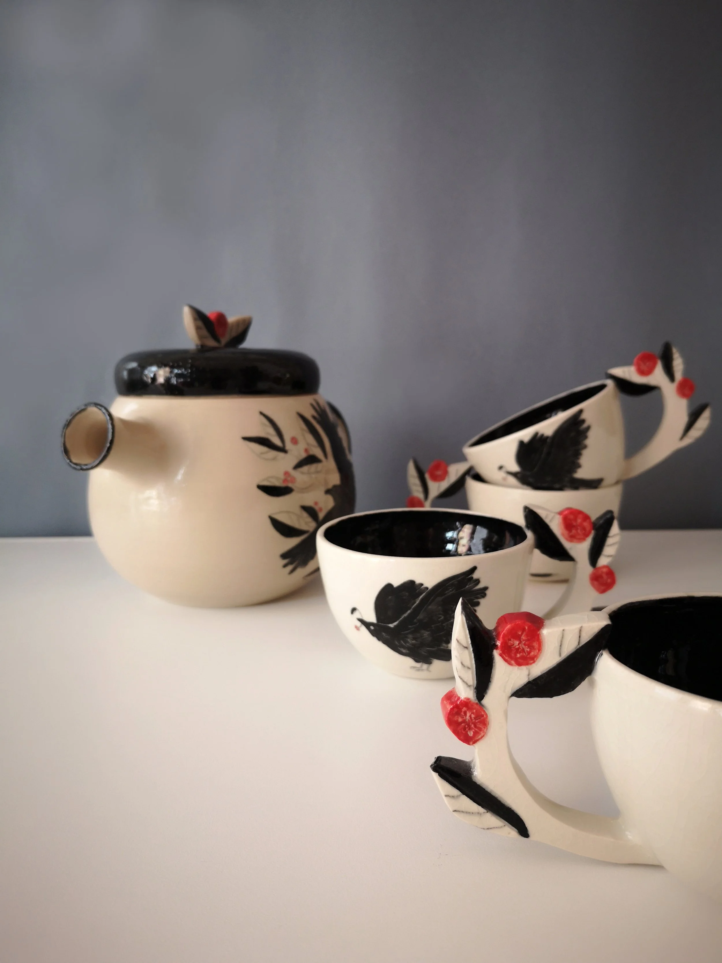 Servizio da tè con corvi.jpg