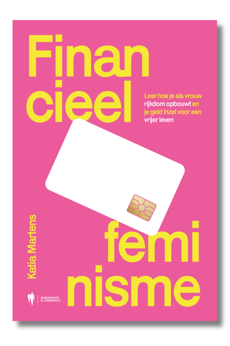 Cover van het boek Financieel Feminisme door Katia Martens het is roze met gele letters en heeft een kleinere tekst die zegt Leer hoe je als vrouw rijkdom opbouwt voor een vrij leven. Er staat ook een witte bankkaart op de voorzijde.