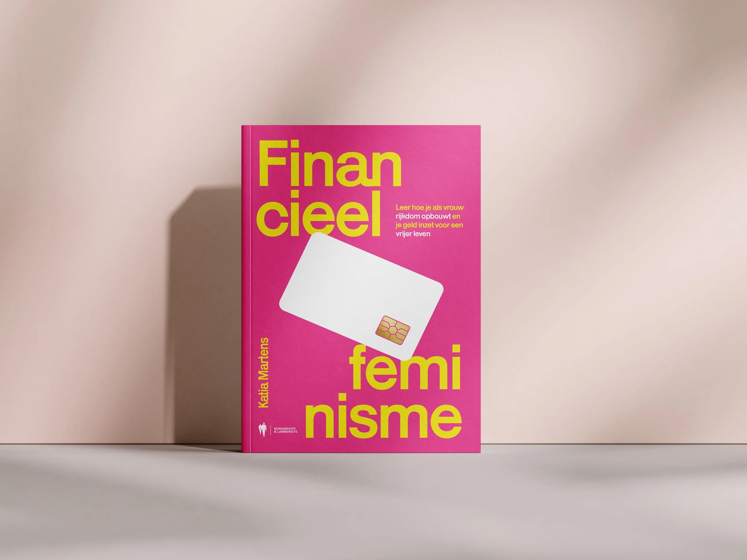 Cover van het boek Financieel Feminisme door Katia Martens het is roze met gele letters en staat tegen een neutrale achtergrond.