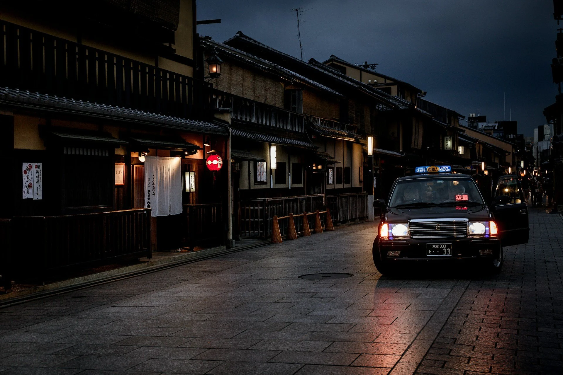 japan-forbidden-nights-secrets-and-shadows-private-tour-gion-dark.jpg