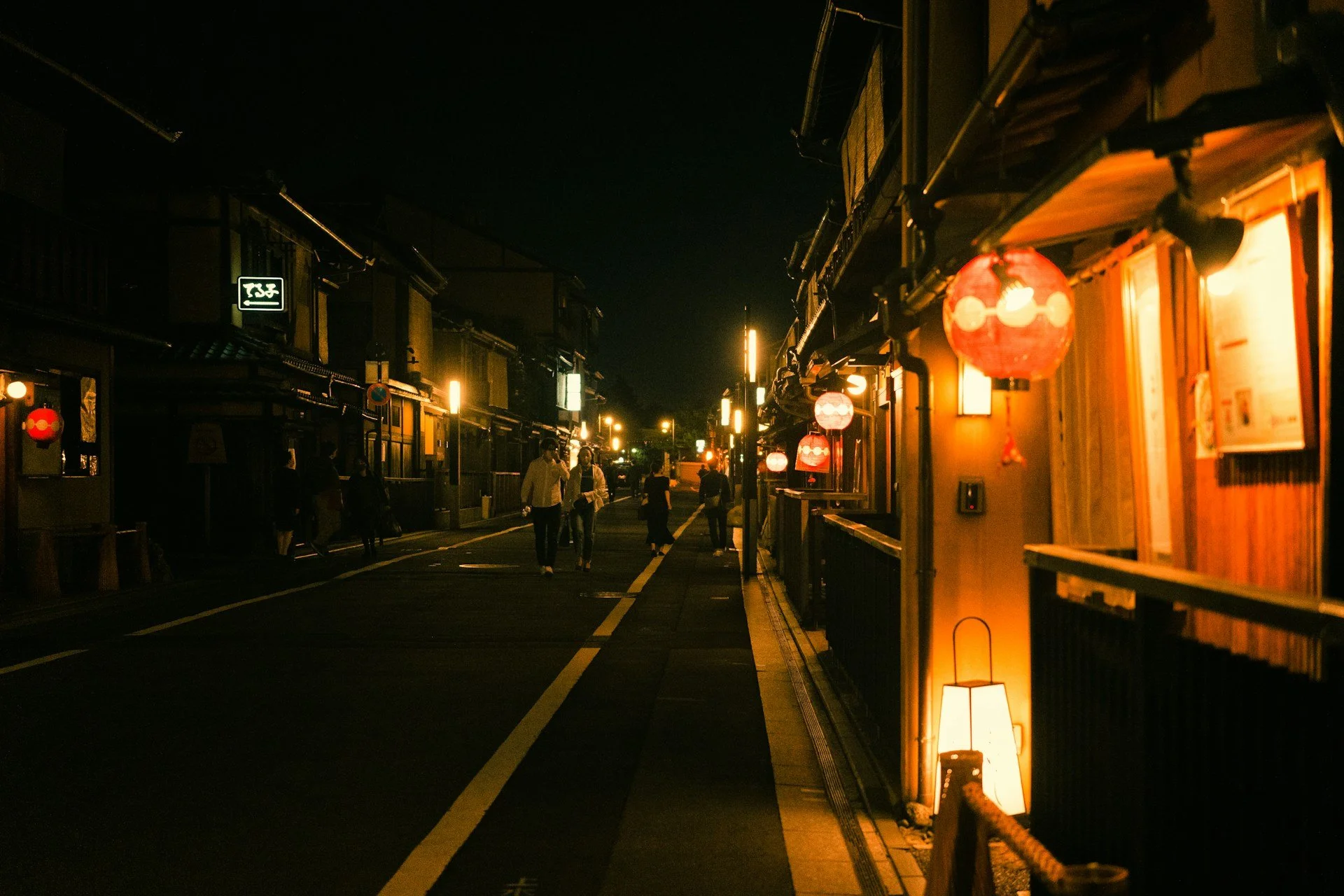 japan-forbidden-nights-secrets-and-shadows-private-tour-gion-night.jpg