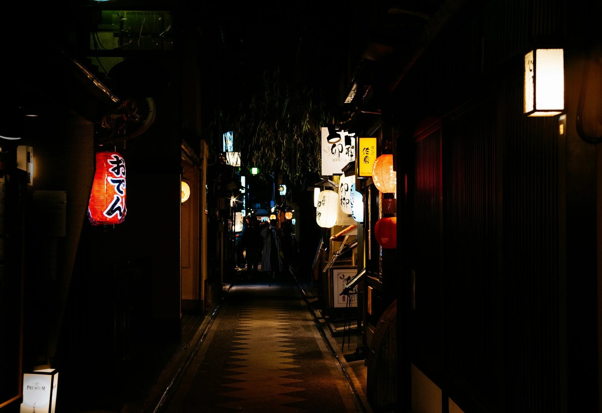 japan-forbidden-nights-secrets-and-shadows-private-tour-lantern.jpg