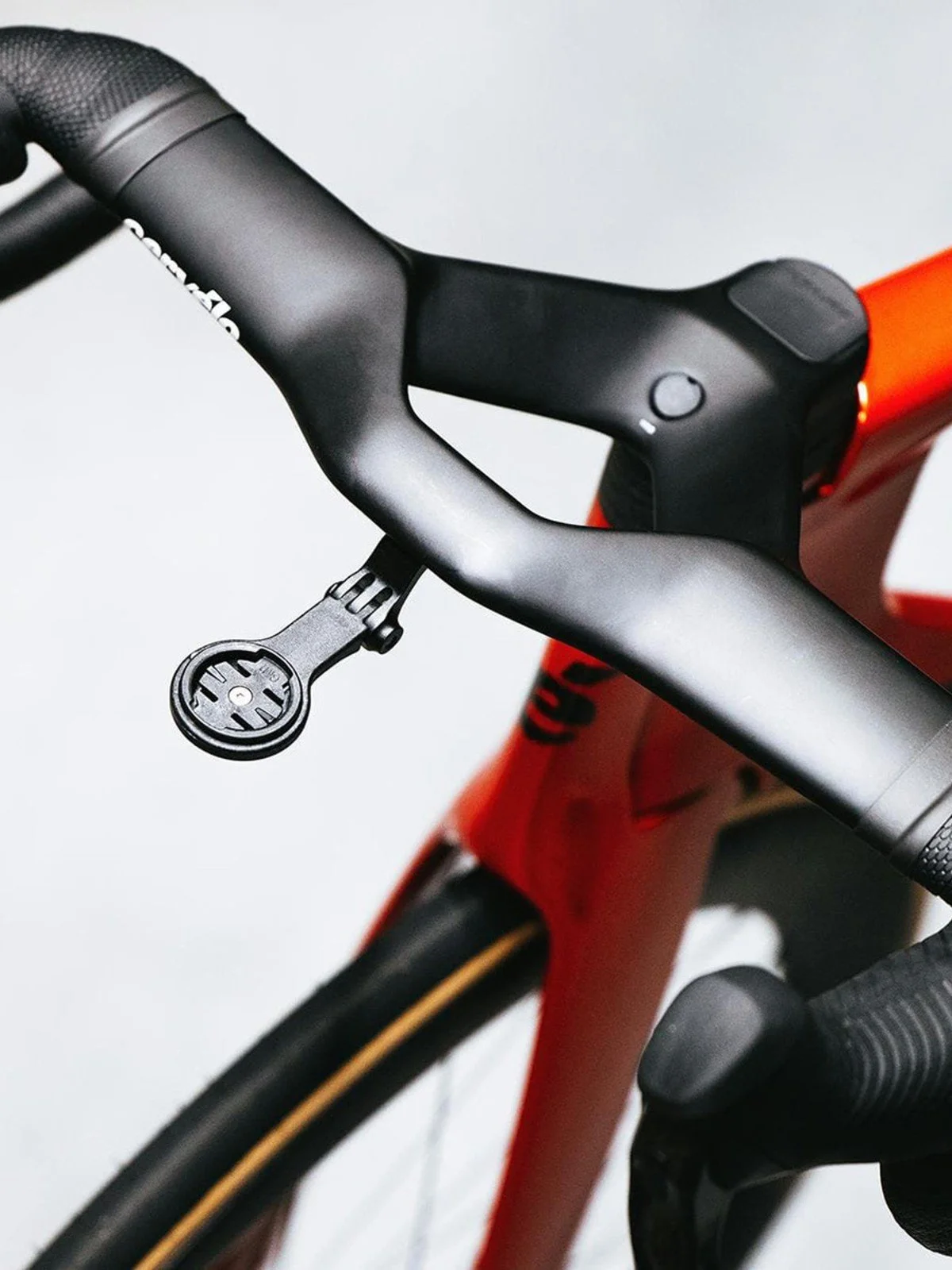 Cervélo S5 V-stem cockpit with integrated computer mount