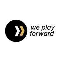 Schwarzer Kreis mit zwei weißen Pfeilen nach rechts und dem Text 'we play forward'