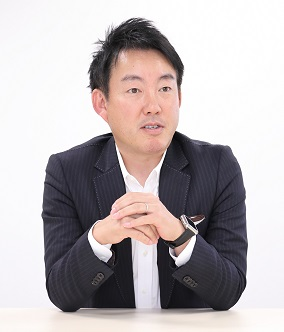 ビジネススーツを着た男性が白い背景の前で話している