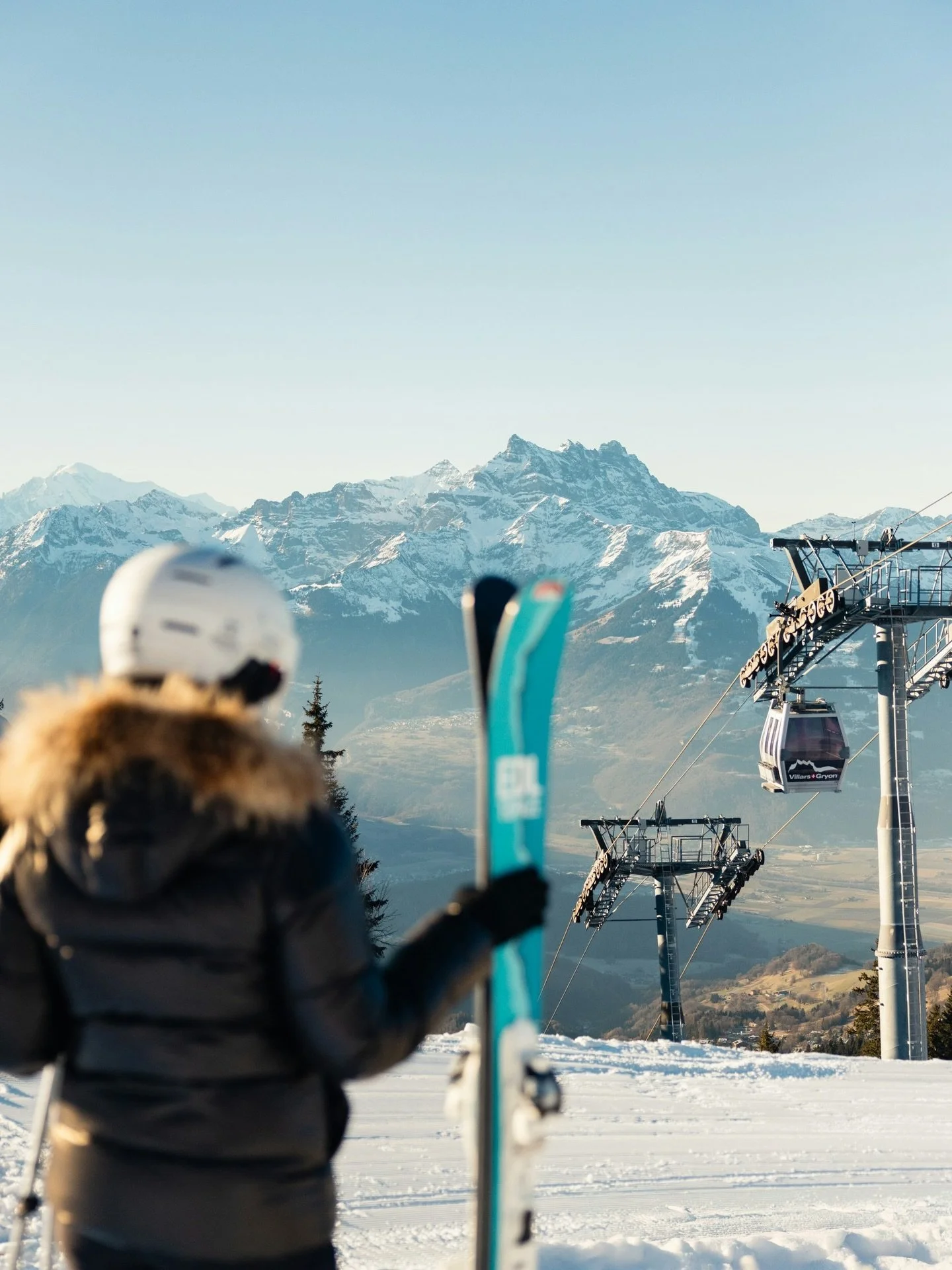 Les tournages &agrave; Villars ont ce go&ucirc;t particulier&hellip; Un d&eacute;cor que nous avons sublim&eacute; pour le @victoriahotelresidence ❄️
&bull;
Some locations just shoot themselves. Villars is one of them. Behind the lens for @victoriaho