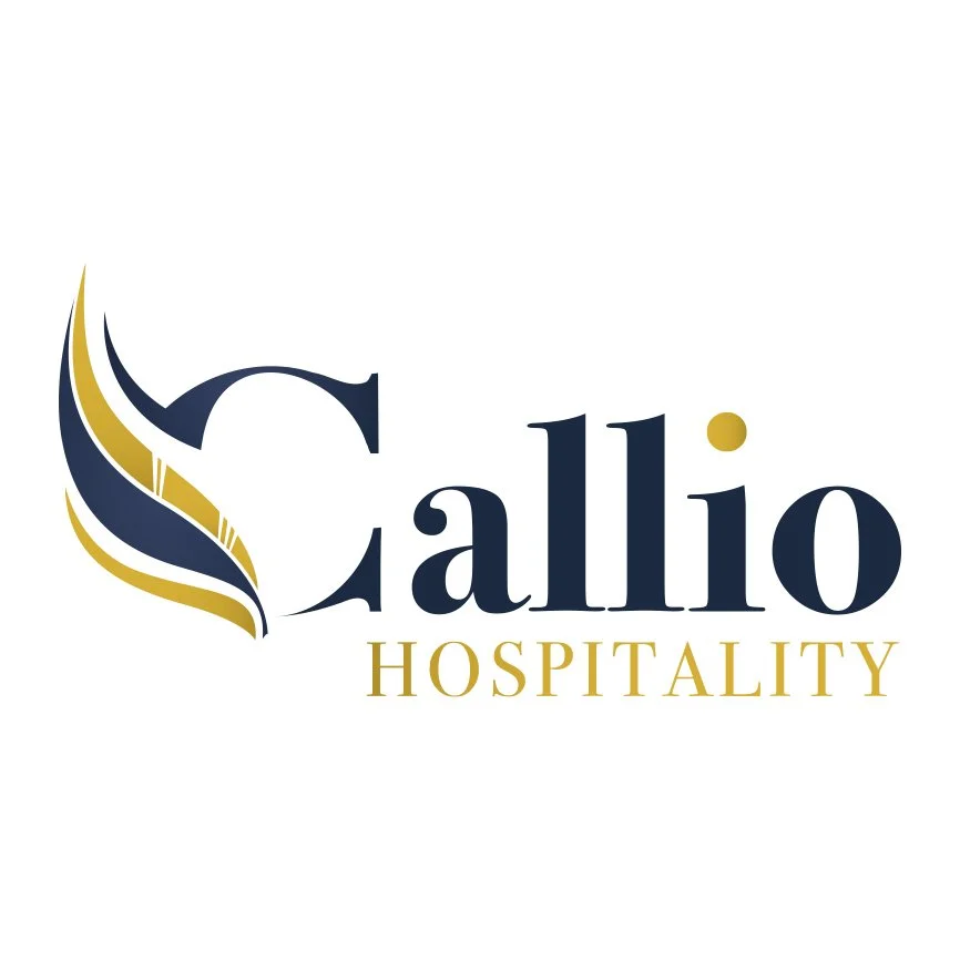 Logo de Callio Hospitality avec une plume dorée et navy, texte 'Callio' en navy et 'HOSPITALITY' en doré.