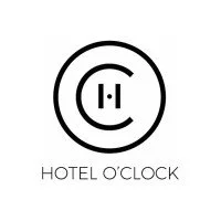 Logo avec un cercle contenant la lettre 'H' stylisée, accompagnée du texte 'HOTEL O'CLOCK' en dessous.