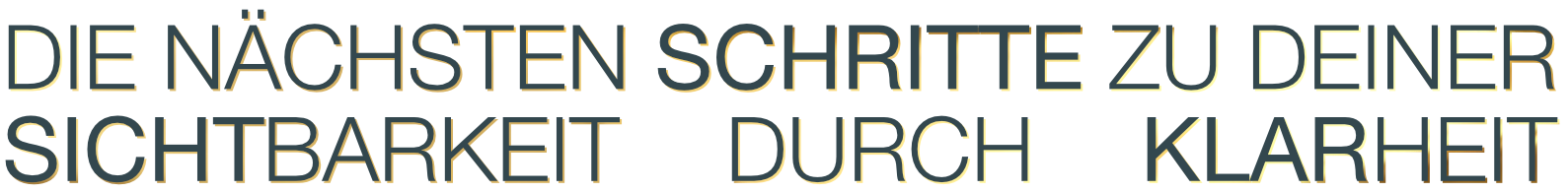 Text in German: 'Die nächsten Schritte zu deiner Sichtbarkeit durch Klarheit' in großen, mehrfarbigen Buchstaben auf schwarzem Hintergrund.