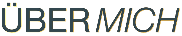 Der Text 'ÜBER MICH' in großen, stilisierten Buchstaben auf dunklem Hintergrund.