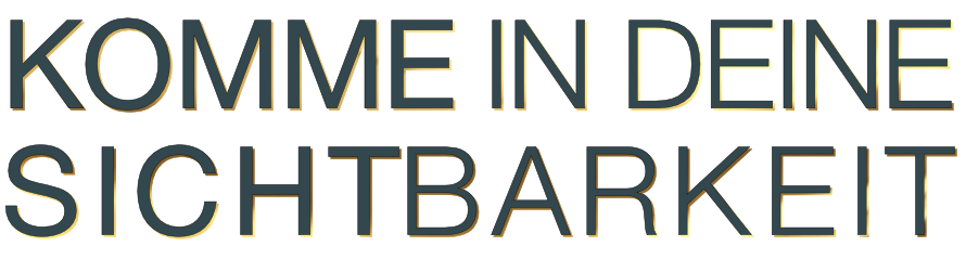 3D Schriftzug mit dem deutschen Text 'KOMMENDE DEINE SICHTBARKHEIT' in verschiedenen Farben auf einem braunen Hintergrund.