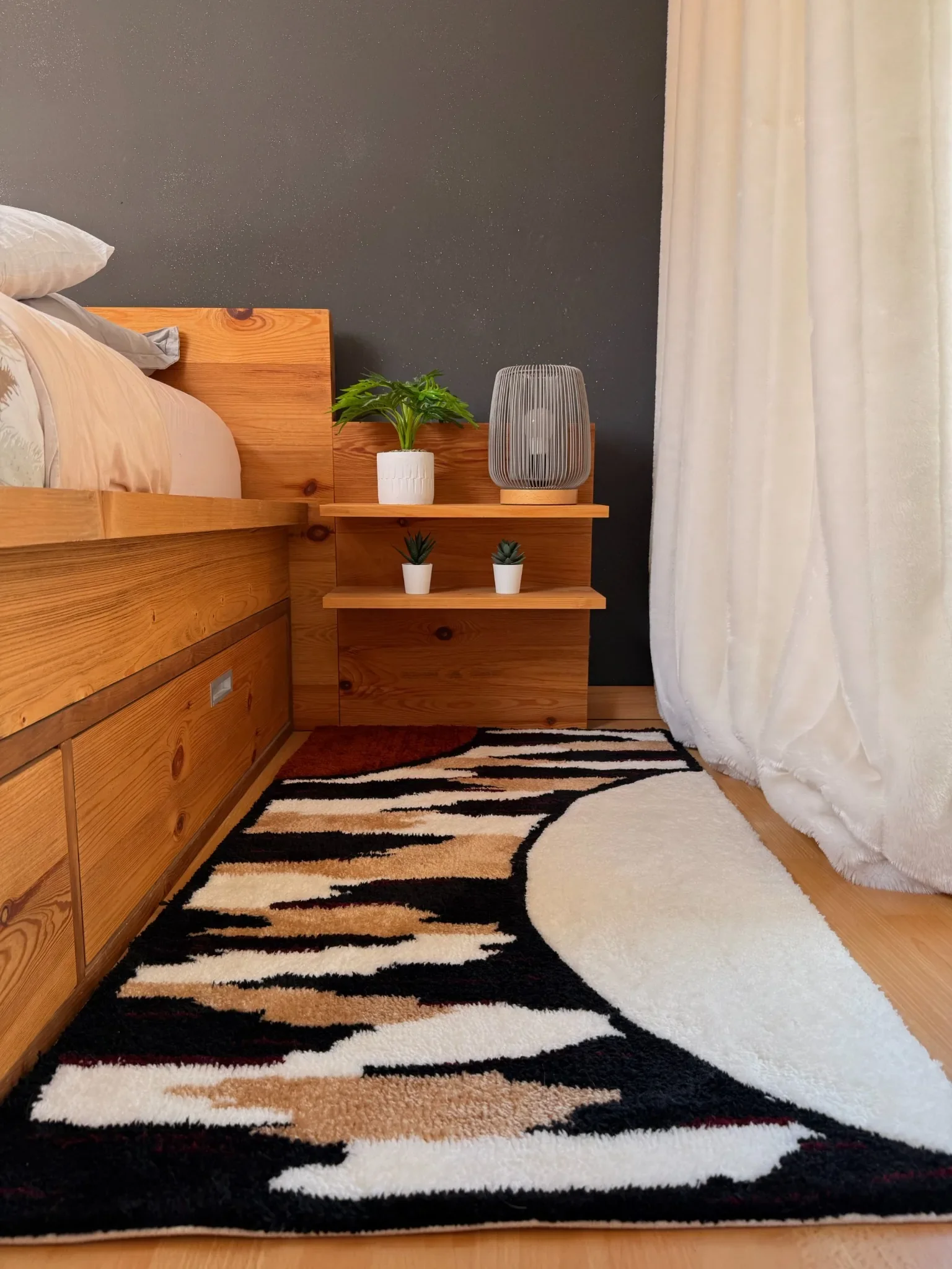 Tapis tufté abstrait réalisé artisanalement avec motifs organiques et finitions haut de gamme pour chambre contemporaine.