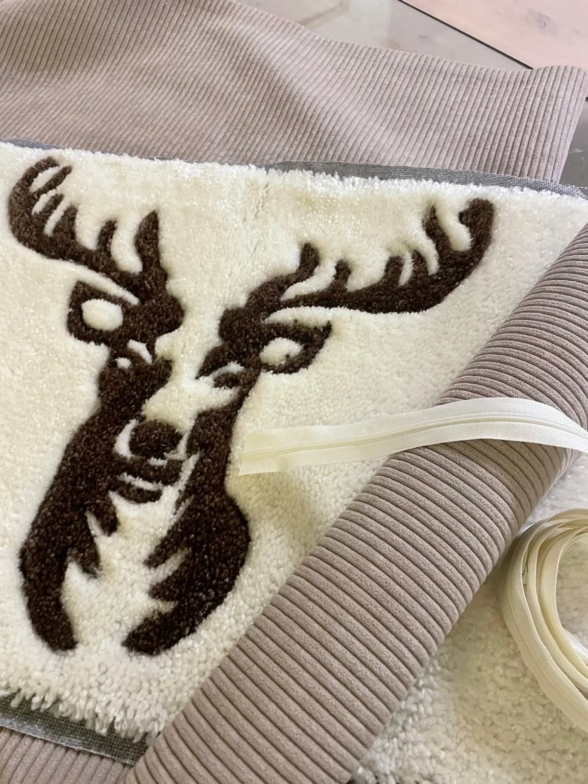 coussin-tufté-cerf.webp