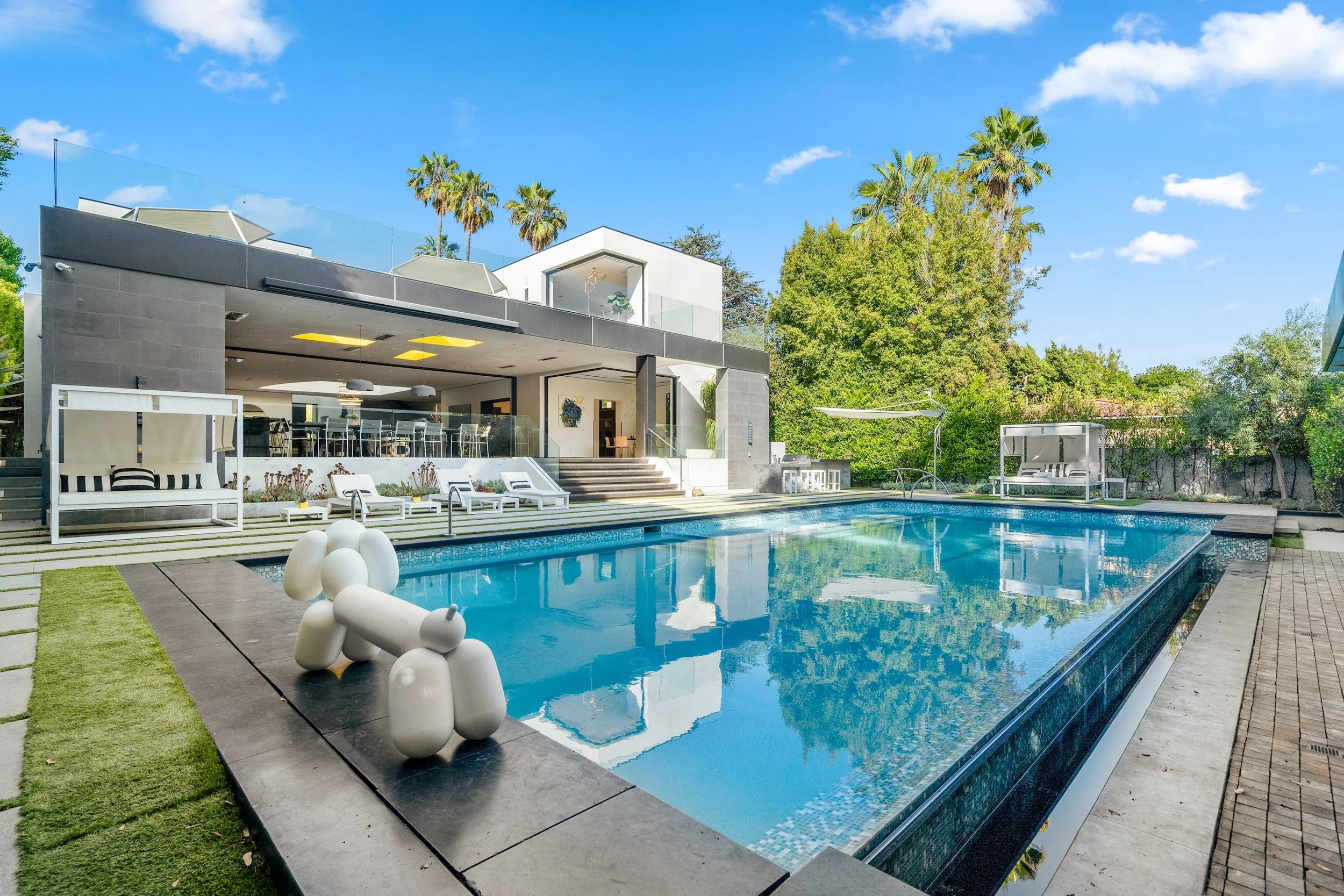 Modern Mansion in Los Angeles with every luxury provided