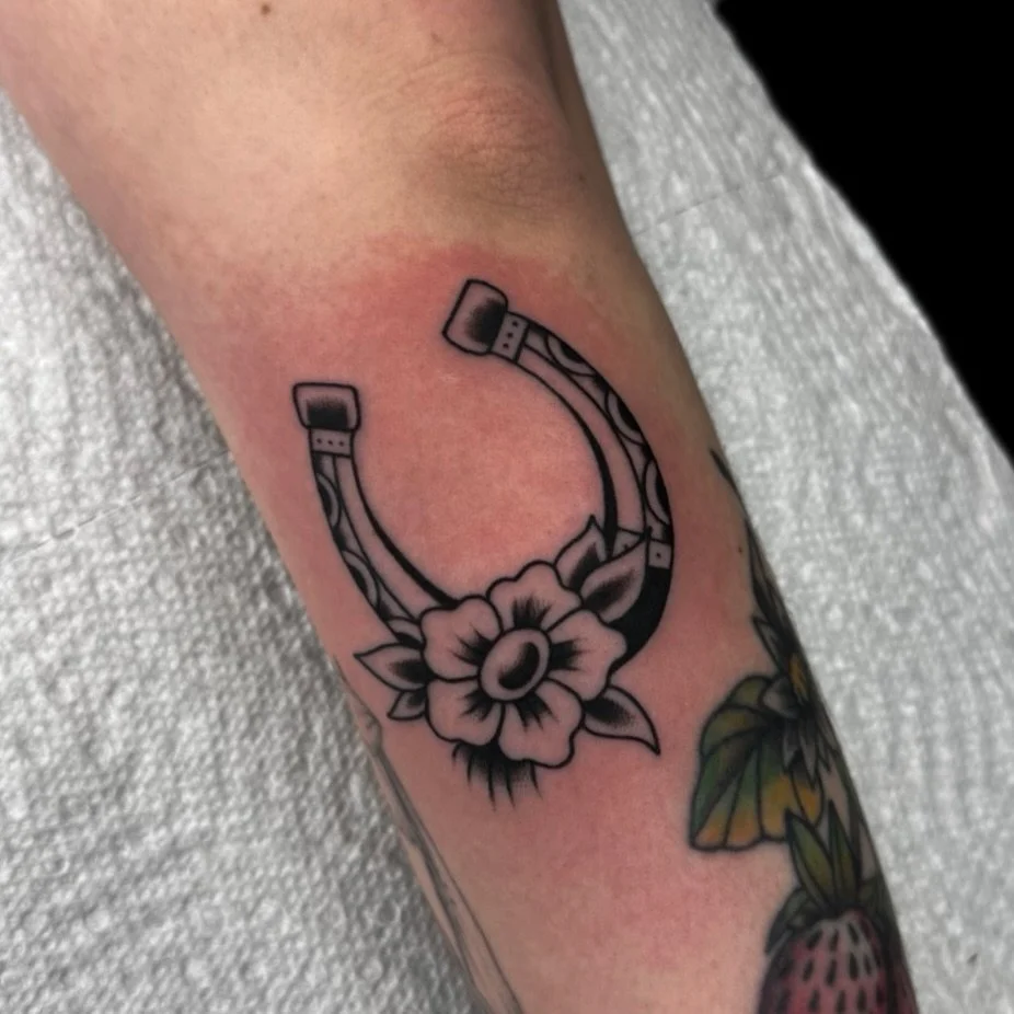 Little horseshoe from my flash for Ashton 🧲🌼
.
.
.
#femaletattooartist #ladytattooers #georgiatattooartist #northgeorgiatattooartists #romegatattooartist #romegatattoo #downtownromega #romega #calhounga #kennesaw #atlantatattooartist