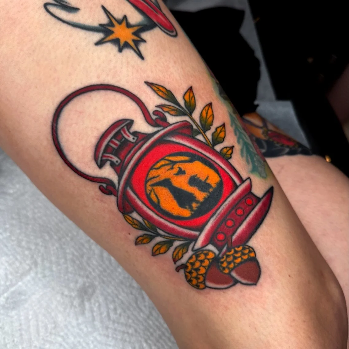 Over the Garden Wall lantern for Emily 🍁
Lines and some shading healed, color fresh.
.
.
.
#georgiatattooartist #romega #atlantatattooartist #downtownromega #northgeorgiatattooartists