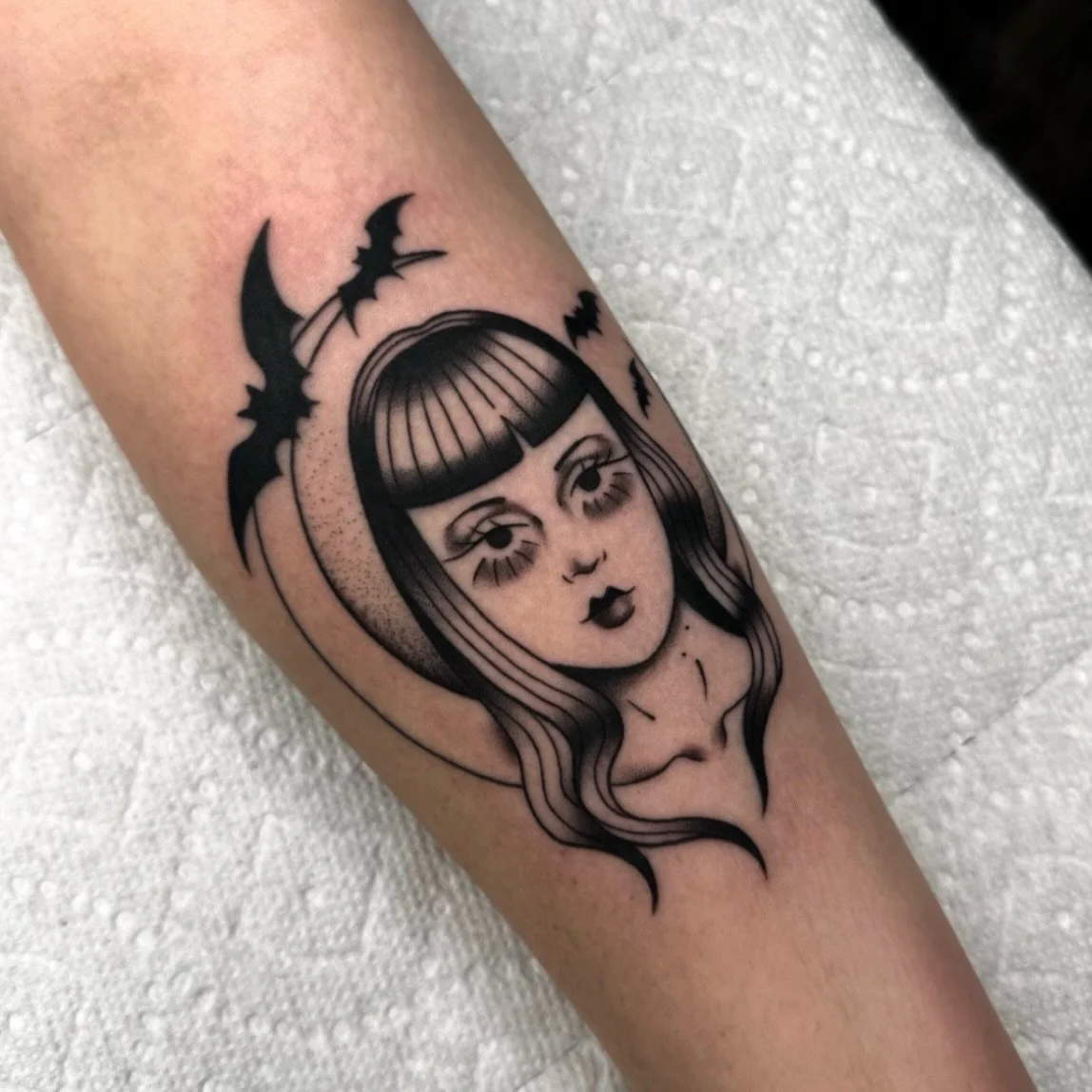 Moody little vampire lady for Sydney 🦇
.
.
.
#georgiatattooartist #romega #atlantatattooartist #downtownromega #northgeorgiatattooartists