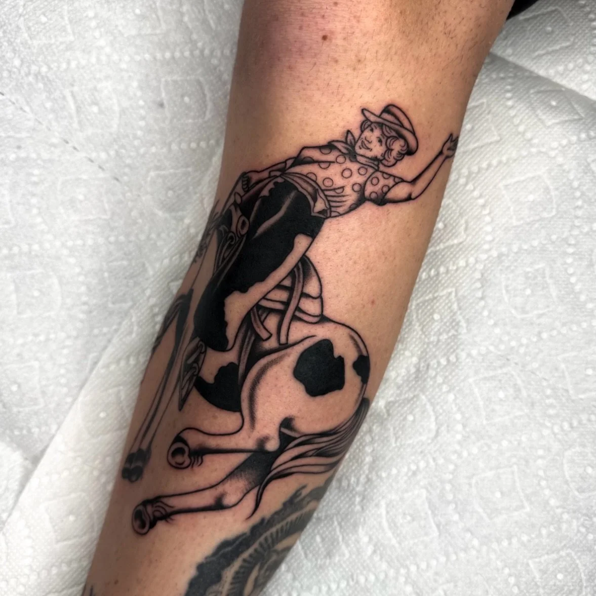 Had the pleasure of tattooing Courtnee&rsquo;s great great great grandmother riding a horse. Thank you for the trust! 🤠
.
.
.
#georgiatattooartist #romega #atlantatattooartist #downtownromega #northgeorgiatattooartists