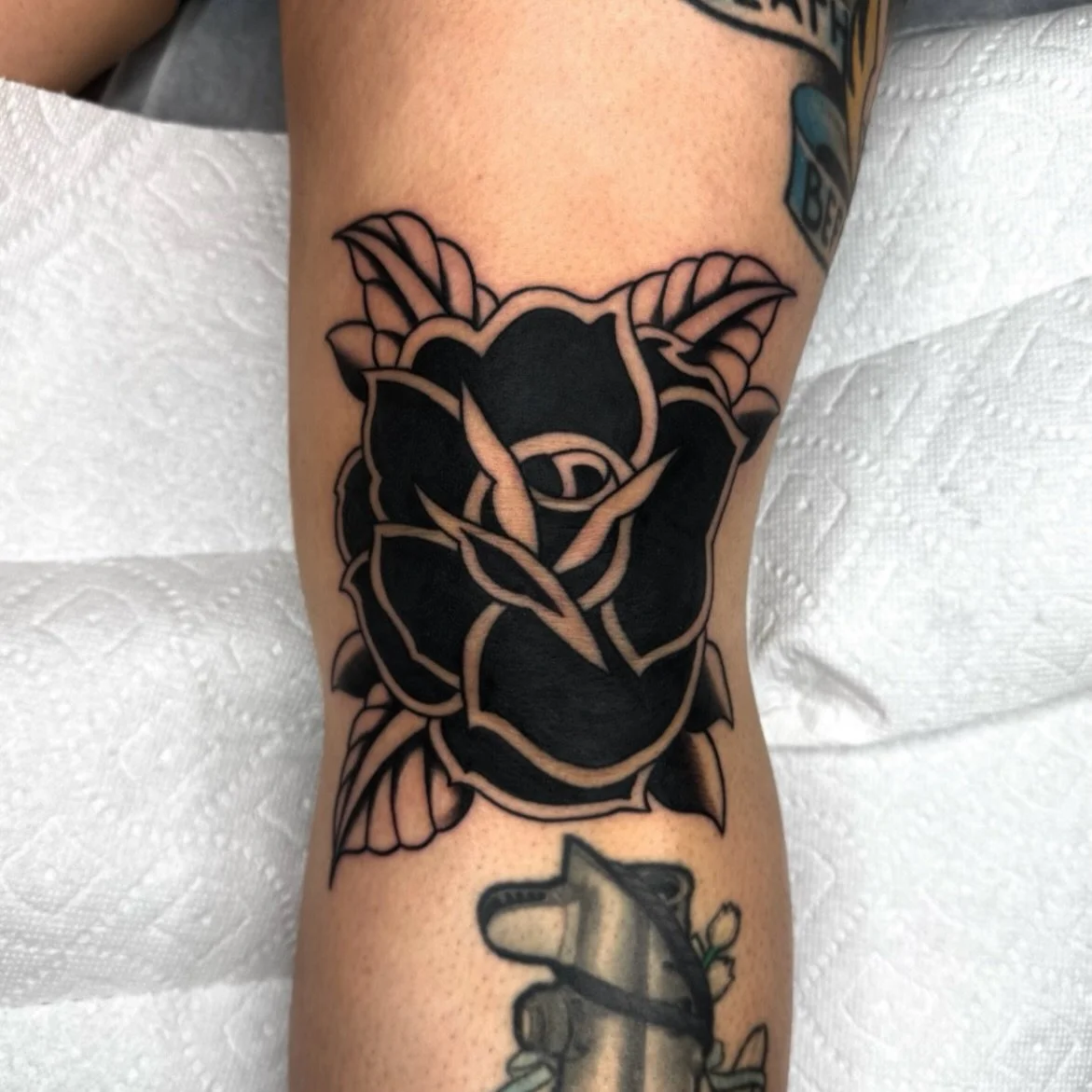 Knee rose for Nina! 🌹
.
.
.
#northgeorgiatattooartists #georgiatattooartist #romega #atlantatattooartist #downtownromega