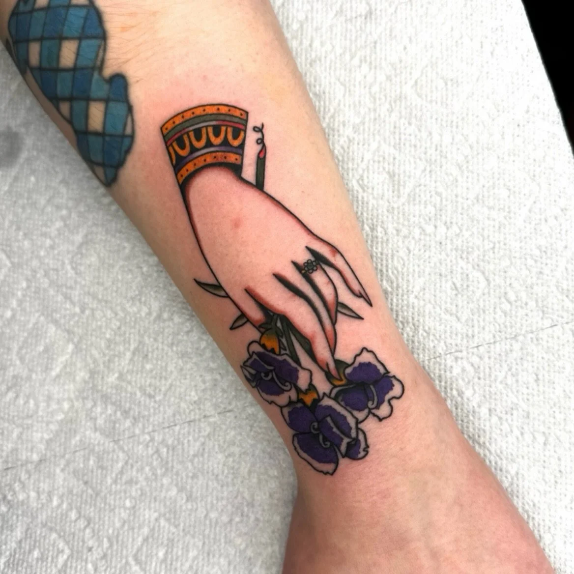 Hands for Ginni and Kayla 🦋💛
.
.
.
#northgeorgiatattooartists #georgiatattooartist #romega #atlantatattooartist #downtownromega