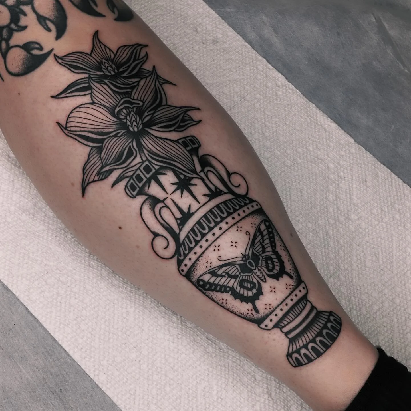 Vase on the shin for Taylor! 🏺🦋🌼
.
.
.
#northgeorgiatattooartists #georgiatattooartist #romega #atlantatattooartist #downtownromega