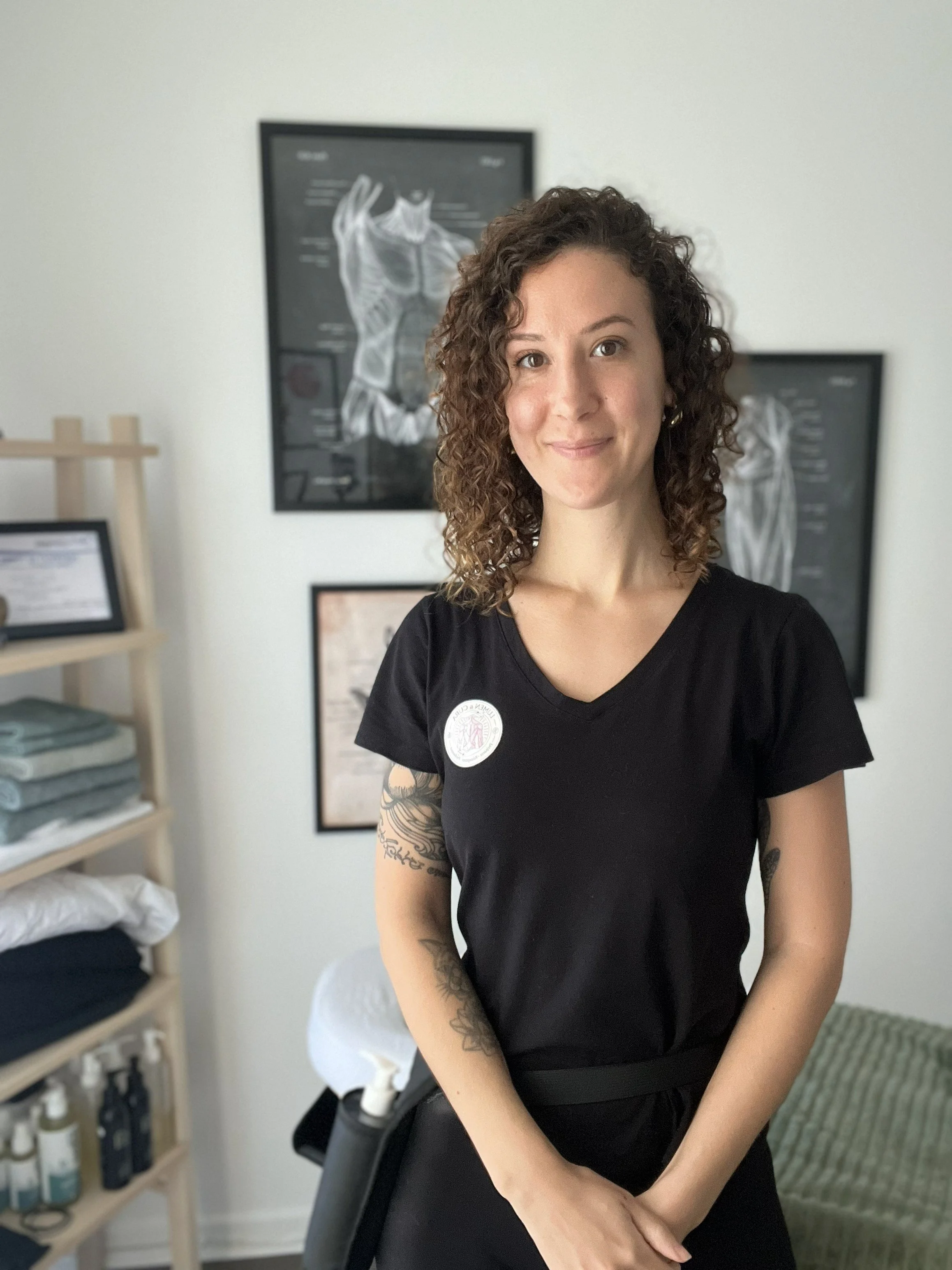 Lucie, praticienne spécialisée en massage sportif, dans son cabinet à Verneuil-sur-Seine.
