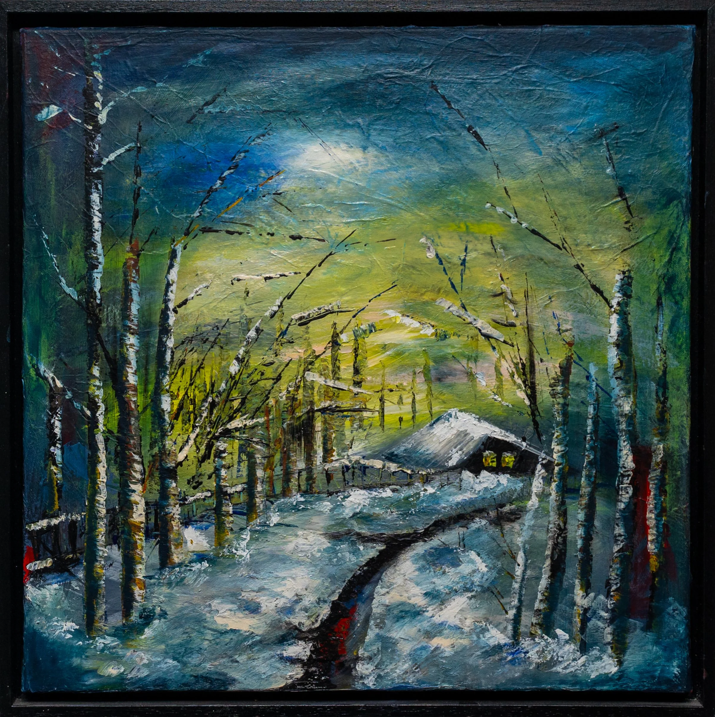 Ein Gemälde, das einen verschneiten Weg in einem Winterwald mit einem Haus im Hintergrund zeigt, bei Tageslicht mit dunklem Himmel.