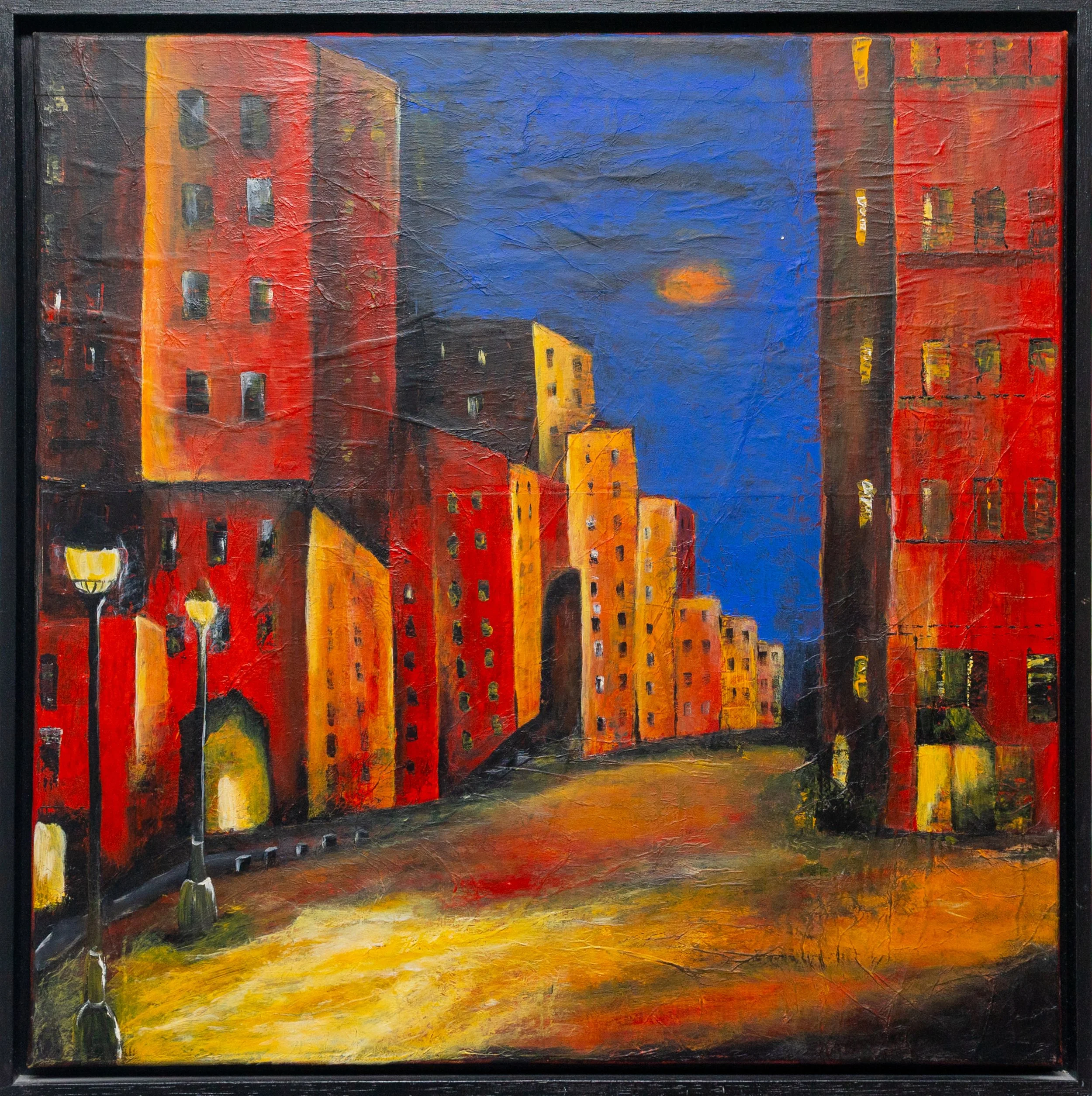 Ein farbiges, expressionistisches Gemälde einer Stadt bei Nacht mit hohen, bunten Gebäuden, Straßenlaternen und einem dunklen Himmel.