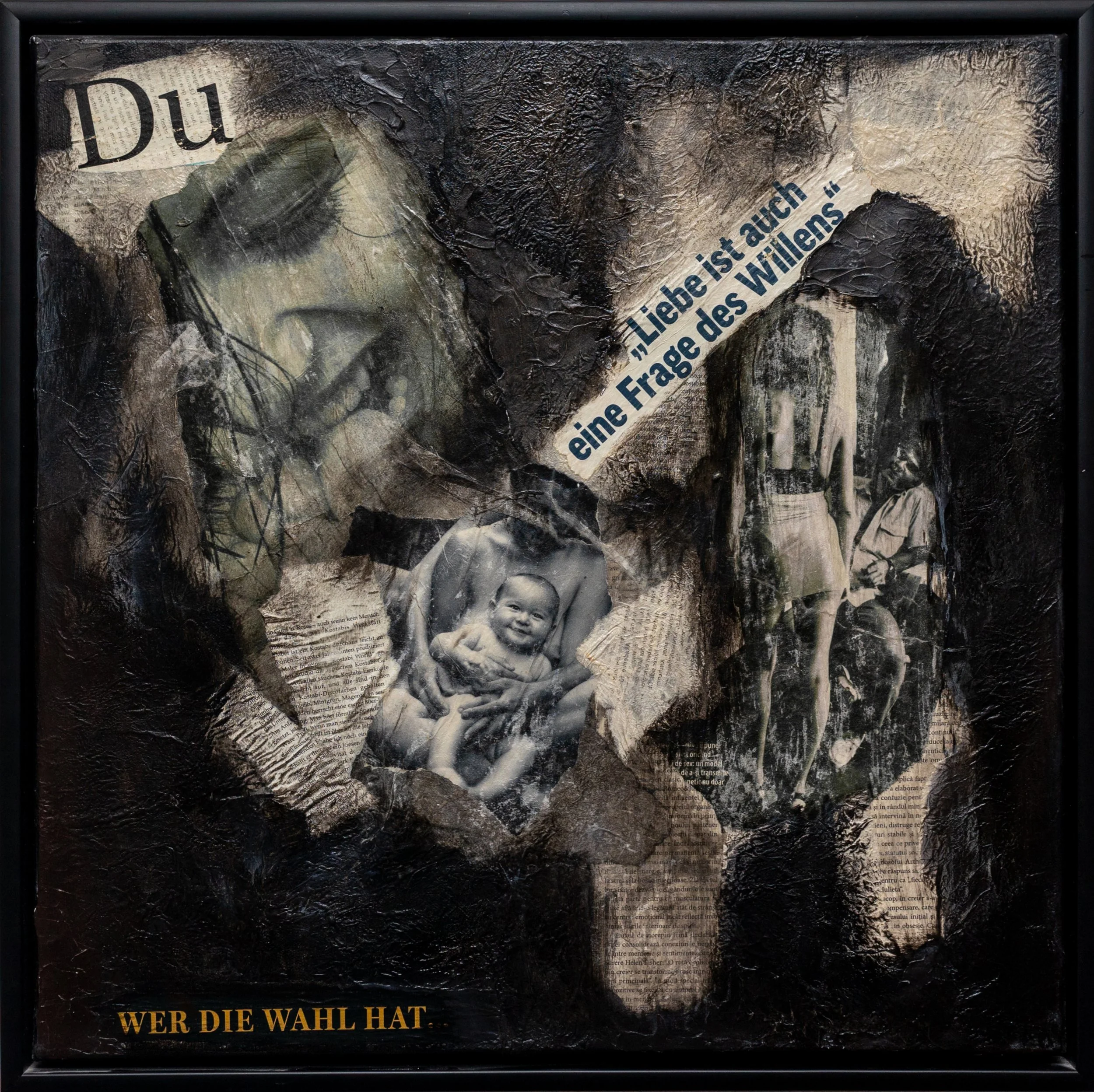 Collage aus alten schwarz-weiß Fotos, inklusive eines Babys, einer Frau im Bikini und zwei Frauen in der Natur, mit deutschen Texten und schwarzer, unregelmäßiger Hintergrund