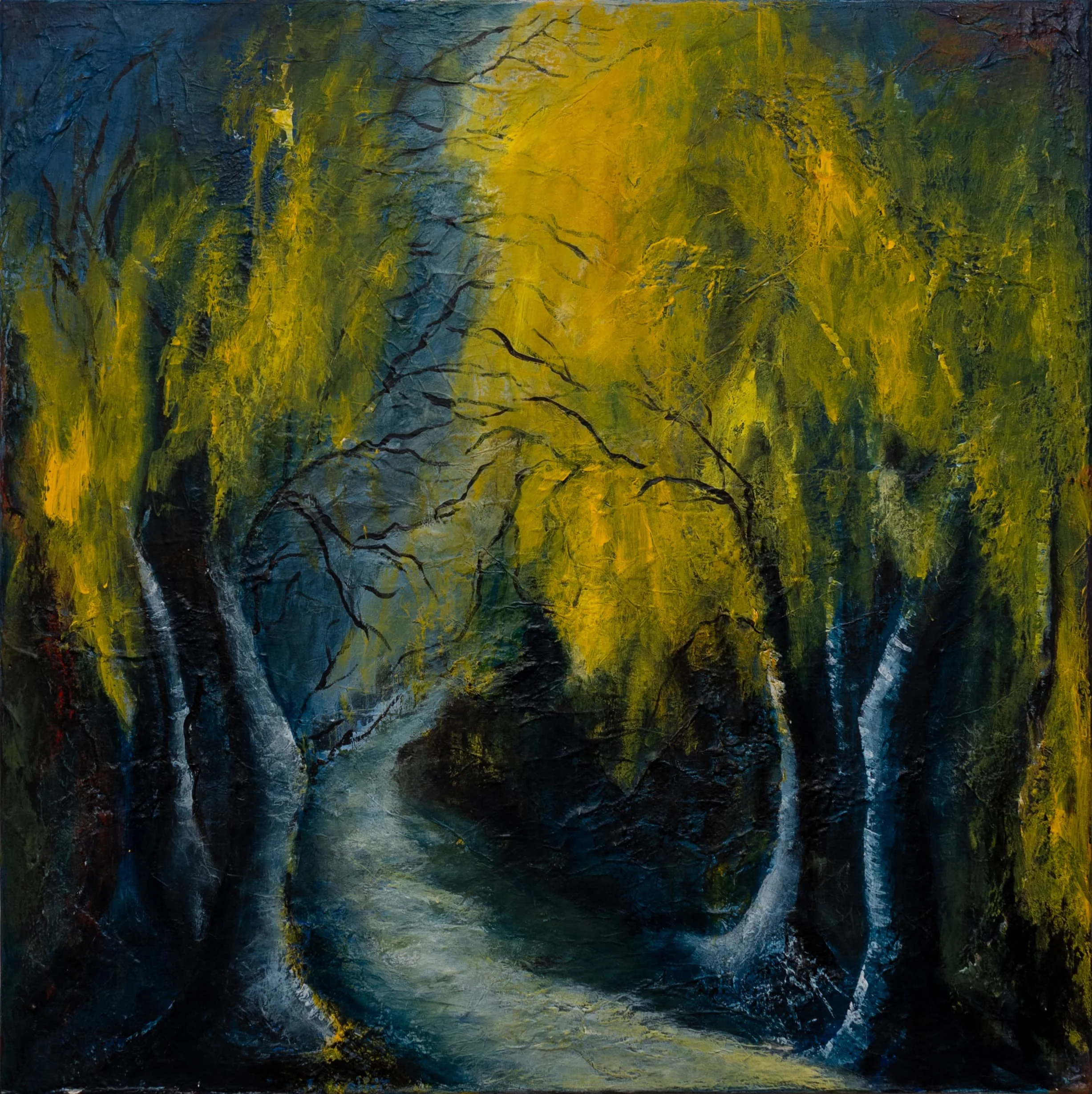 Ein impressionistisches Gemälde eines Flusses, der von Bäumen mit gelben Blättern auf beiden Seiten flankiert wird, in dunklen Blau- und Grautönen.