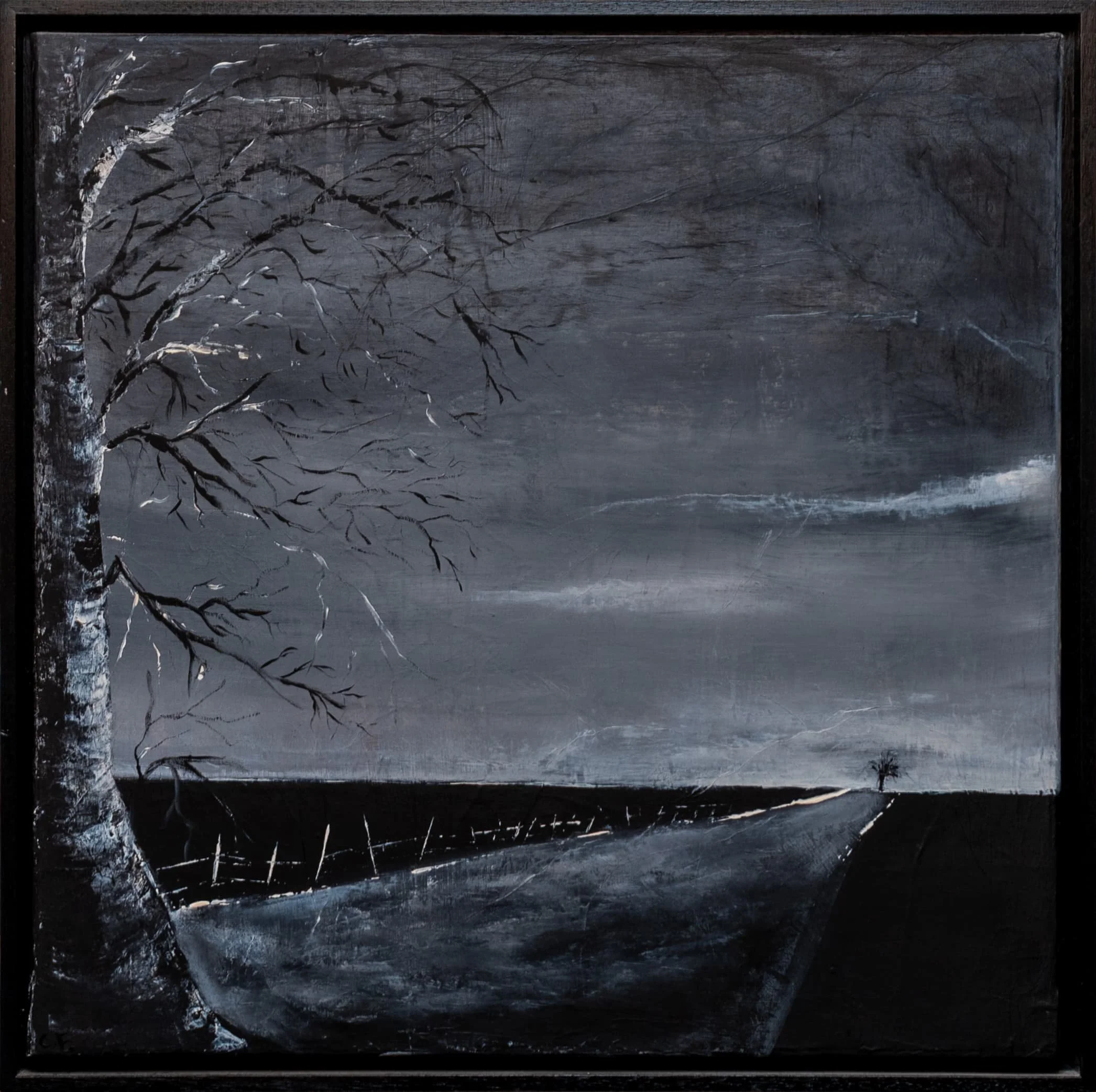 Ein schwarzes und weißes Gemälde einer einsamen, blattlosen Baum an einer Straße bei bewölktem Himmel.