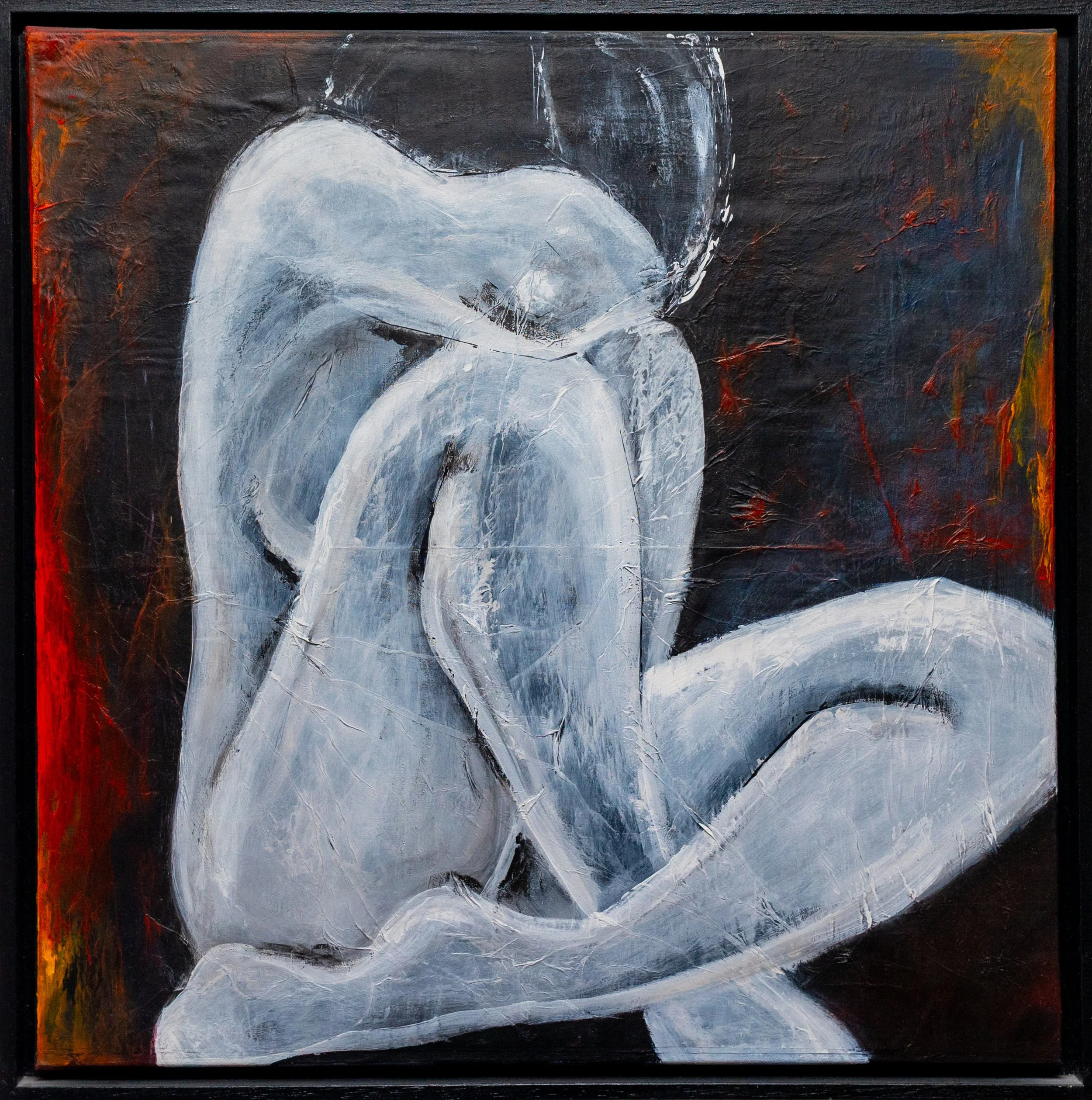 Abstraktes Gemälde eines sitzenden, nackten Menschen in Weiß auf dunklem Hintergrund mit roten und gelben Farbtönen an den Rändern.