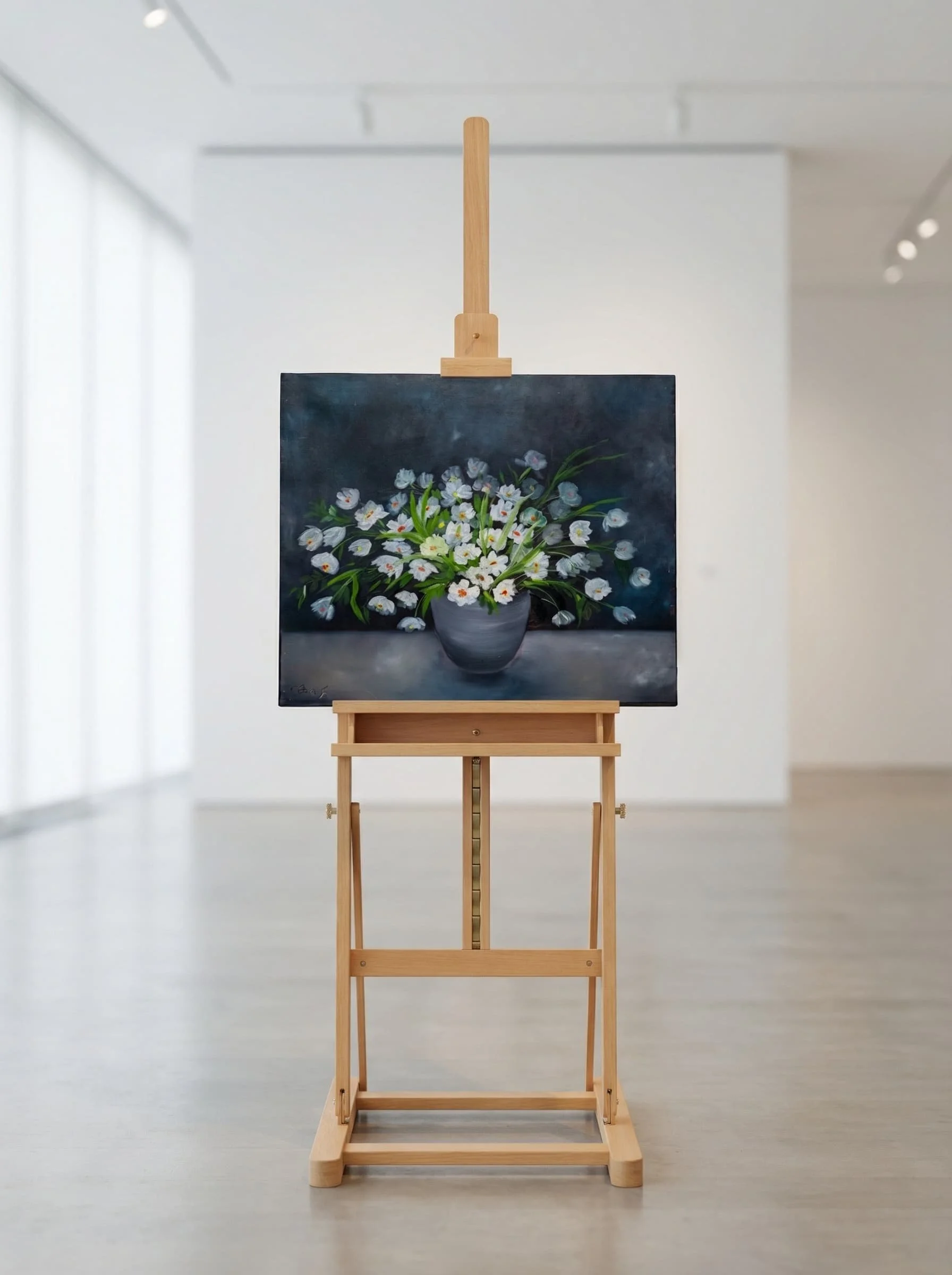 Gemälde eines Blumenstraußes in einer Vase auf einer Staffelei in einem Kunstmuseum.