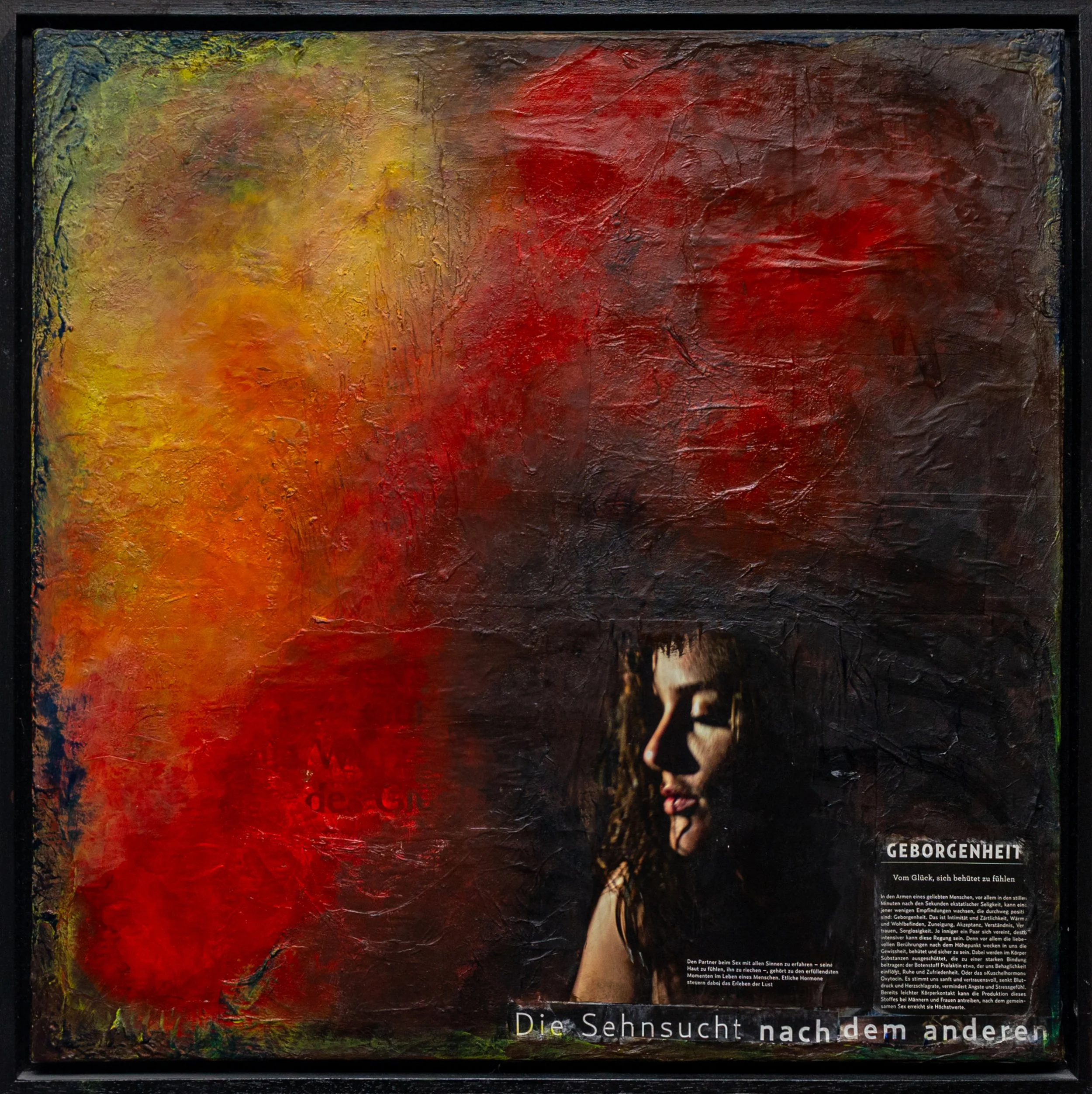 Abstraktes Gemälde mit warmen Farben wie Rot, Orange, Gelb und dunklen Tönen, mit einem Porträt einer Frau im unteren rechten Bereich, die die Augen geschlossen hat.