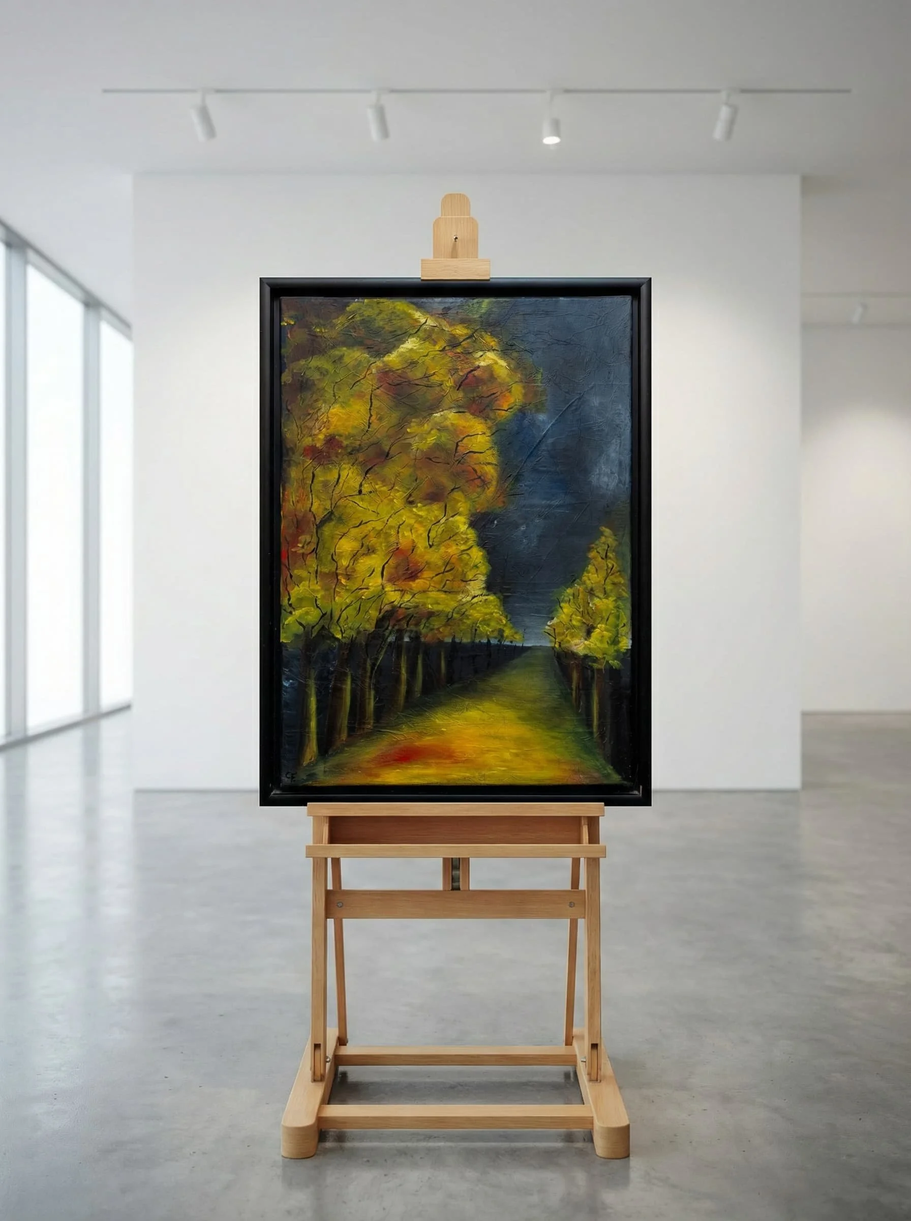 Ein Gemälde eines Herbstwaldwegs mit gelb und orange gefärbten Bäumen, in einem schwarzen Rahmen auf einer Holzständer im ein weißen, modernen Ausstellungsraum.