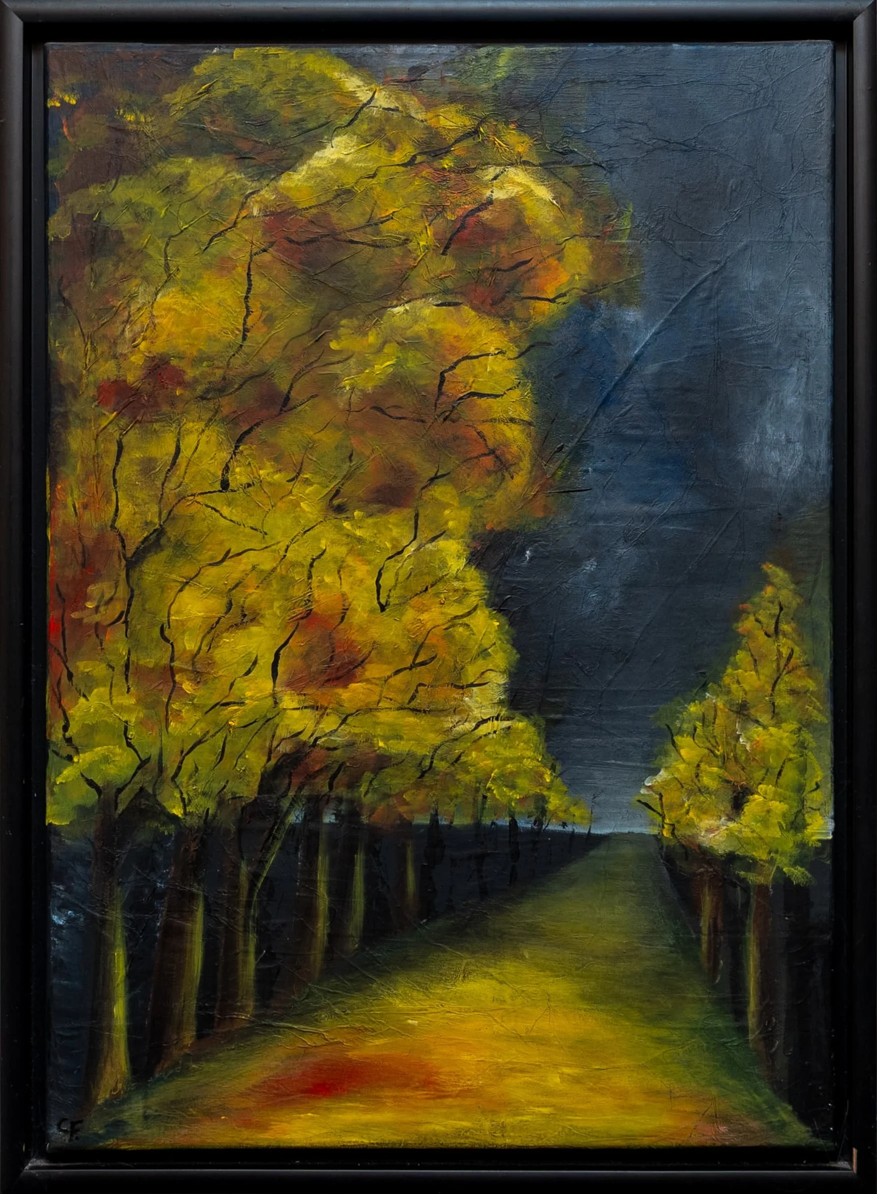 Gemälde eines kunstvollen Herbstwaldwegs mit gelben, orangefarbenen und grünen Bäumen auf beiden Seiten, dunklem Himmel im Hintergrund und  einem Weg in der Mitte.